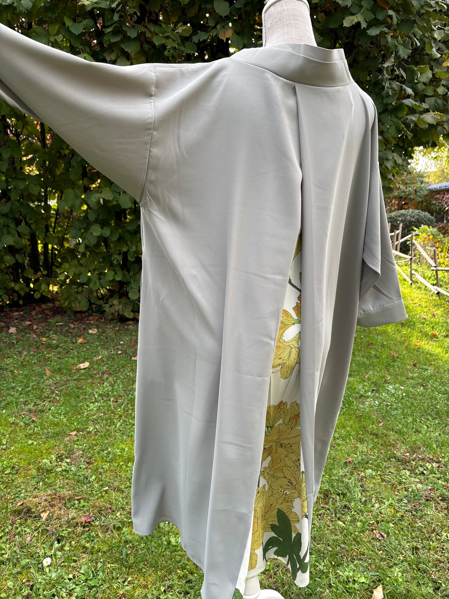 robe japonaise blanche à motif floraux jaune et vert au dos