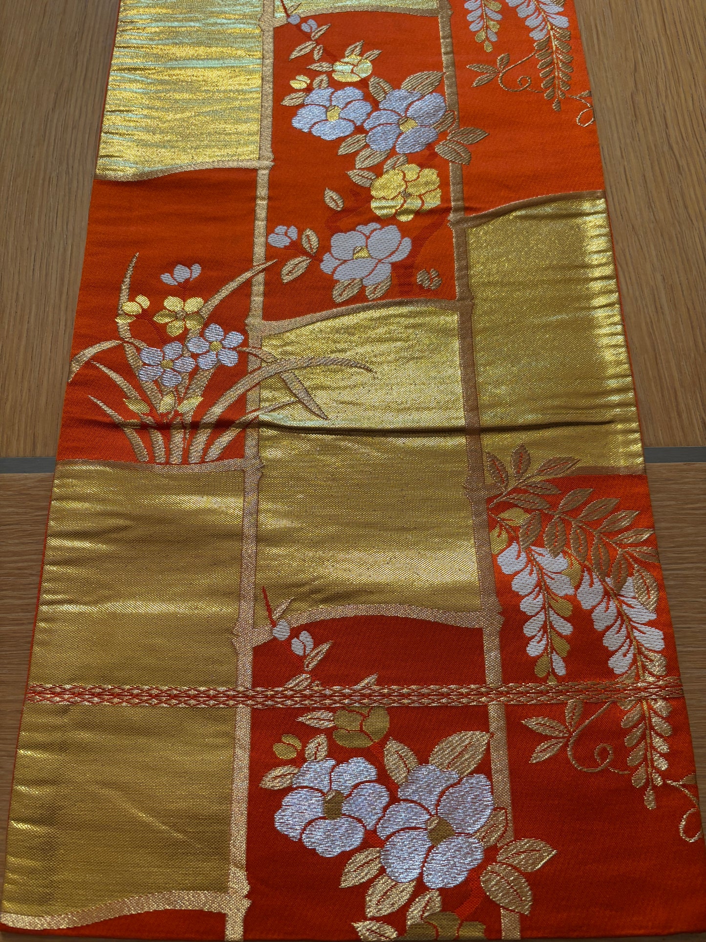 obi, ceinture japonaise brodée, couleur orange, motifs floraux couleur or et blanc