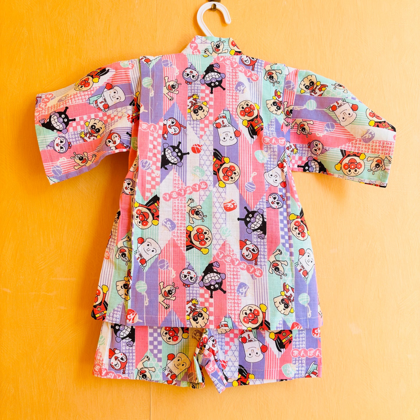 ensemble de jinbei veste et short, super héro anpanman, couleur vert violet et rose, unisexe