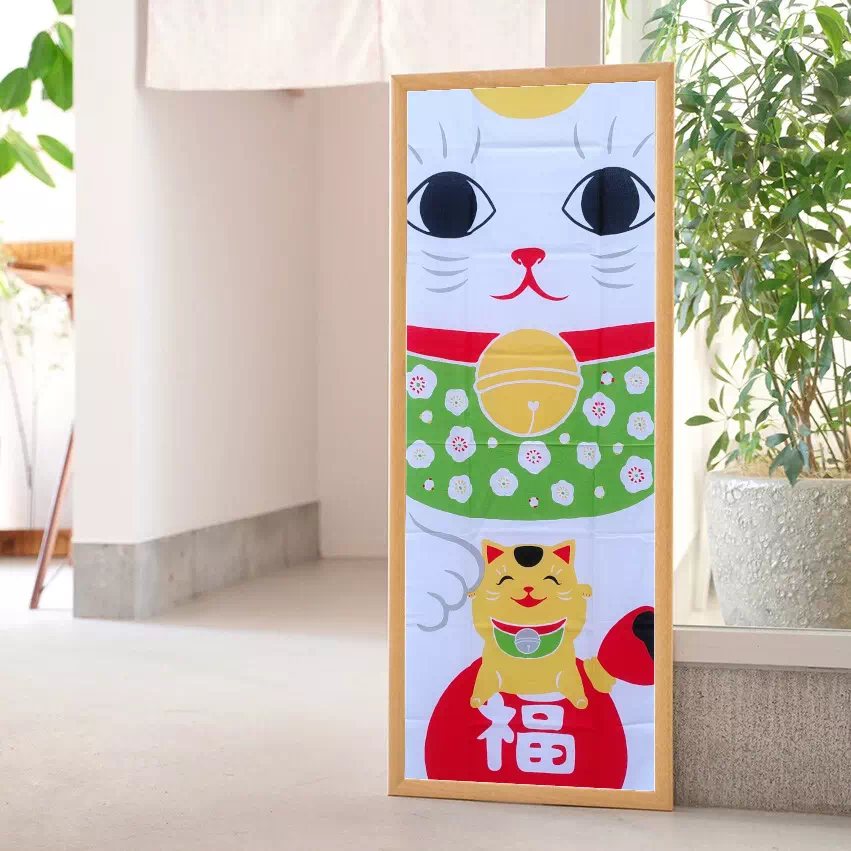 tenugui, similaire à poster, chat porte bonheur maneki neko de couleur blanche avec un grelot jaune