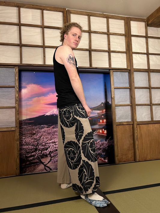 Pantalon beige à motif floral noir