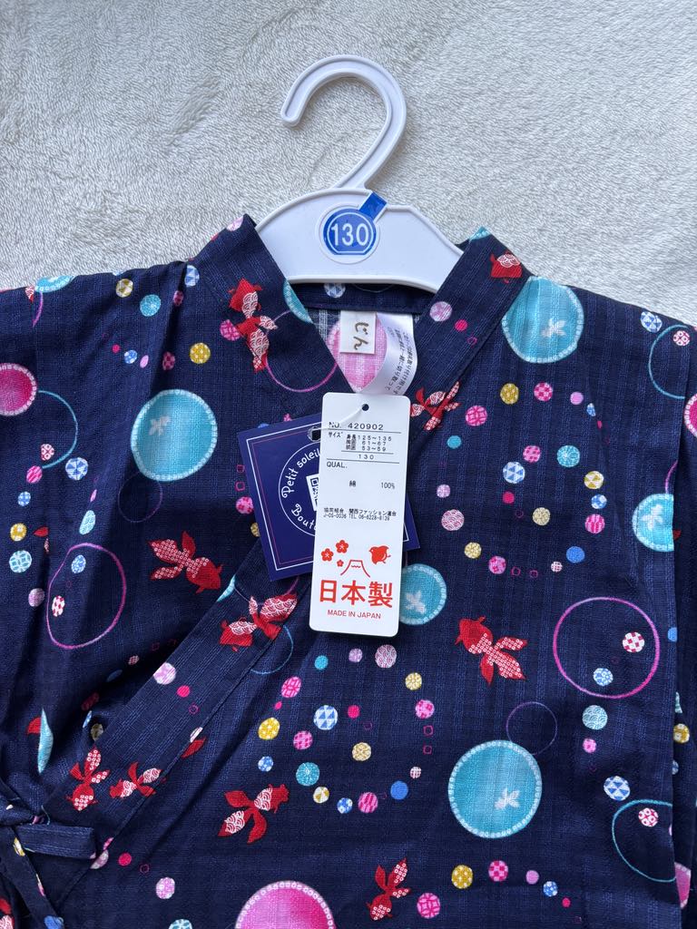 jinbei façon barboteuse pour bébé, motifs géométrique cercle bleu et rose, motif animalier poisson rouge, fond bleu marine, unisexe