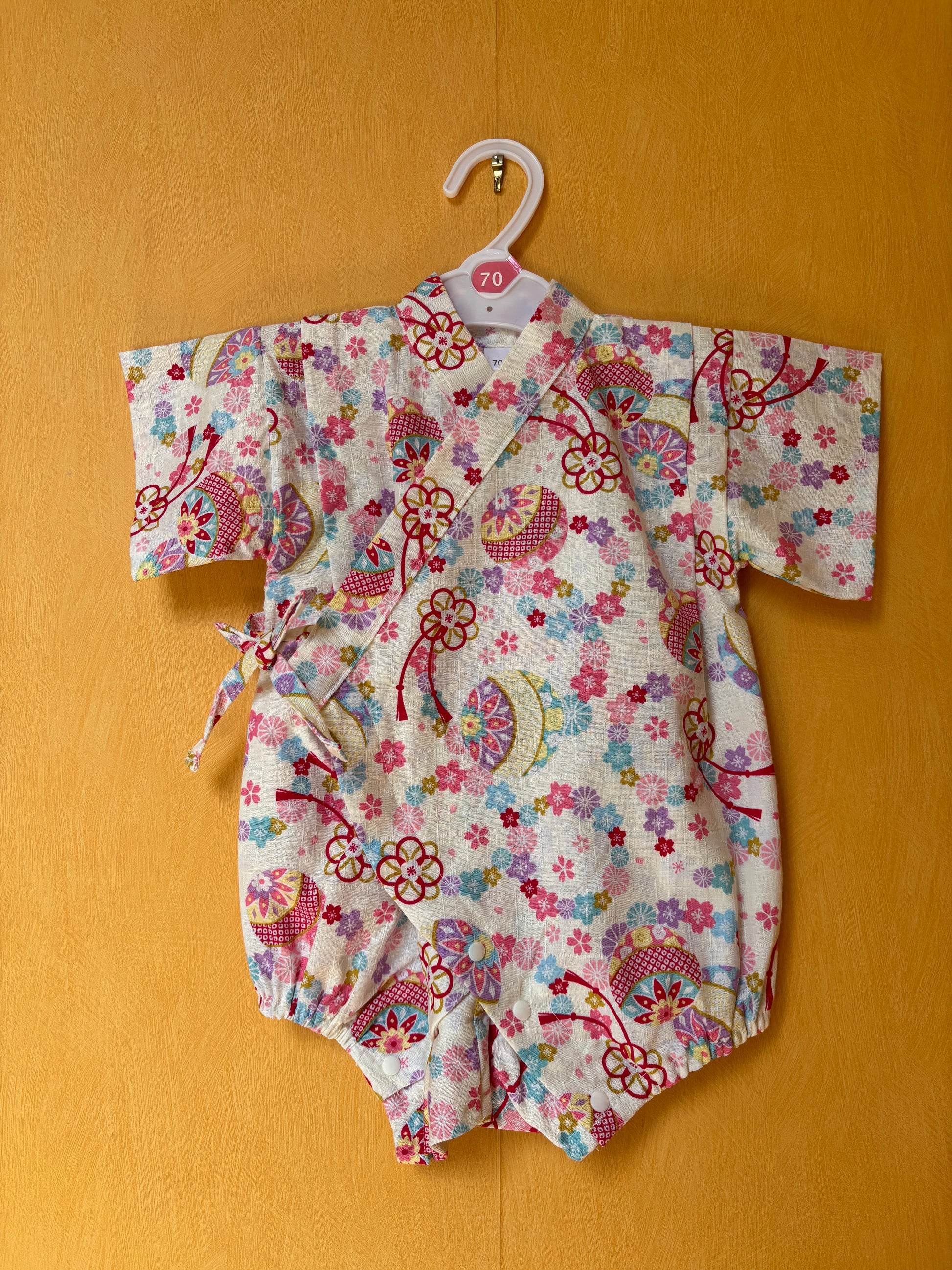 jinbei façon barboteuse pour bébé, motifs floraux rose et bleu, motif rond, fille