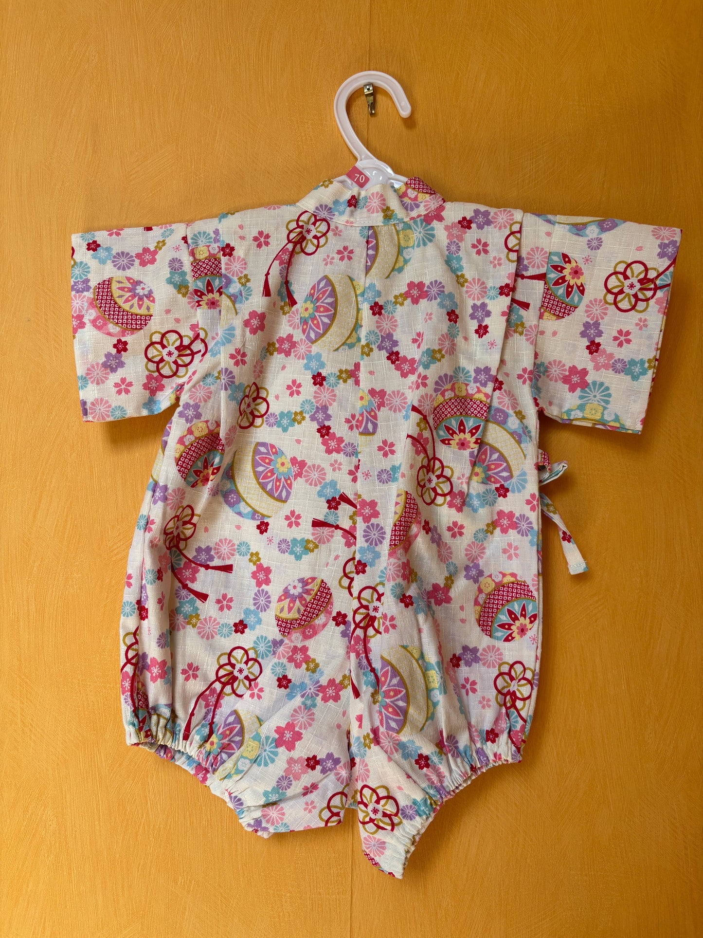 jinbei façon barboteuse pour bébé, motifs floraux rose et bleu, motif rond, fille