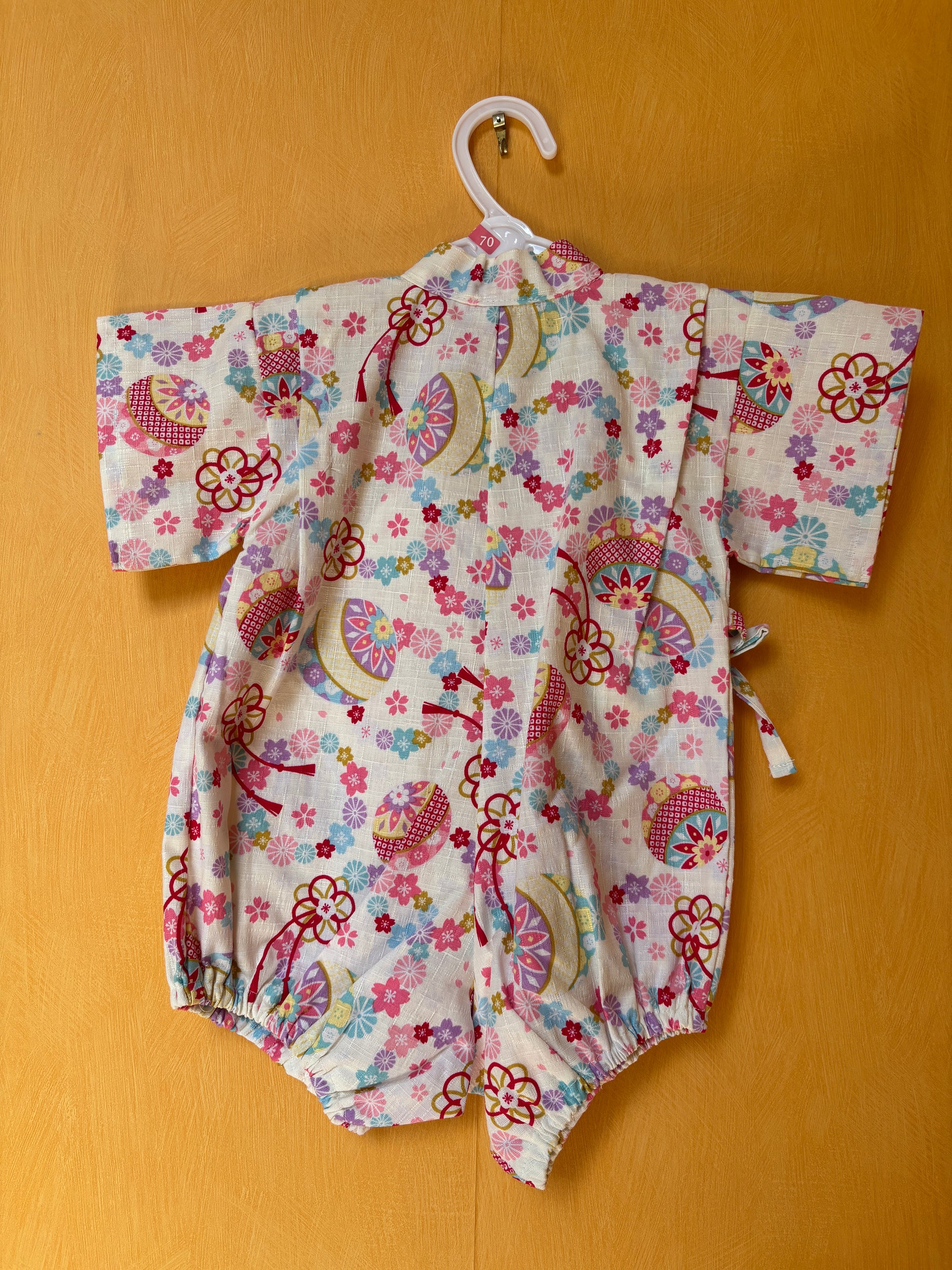 jinbei façon barboteuse pour bébé, motifs floraux rose et bleu, motif rond, fille