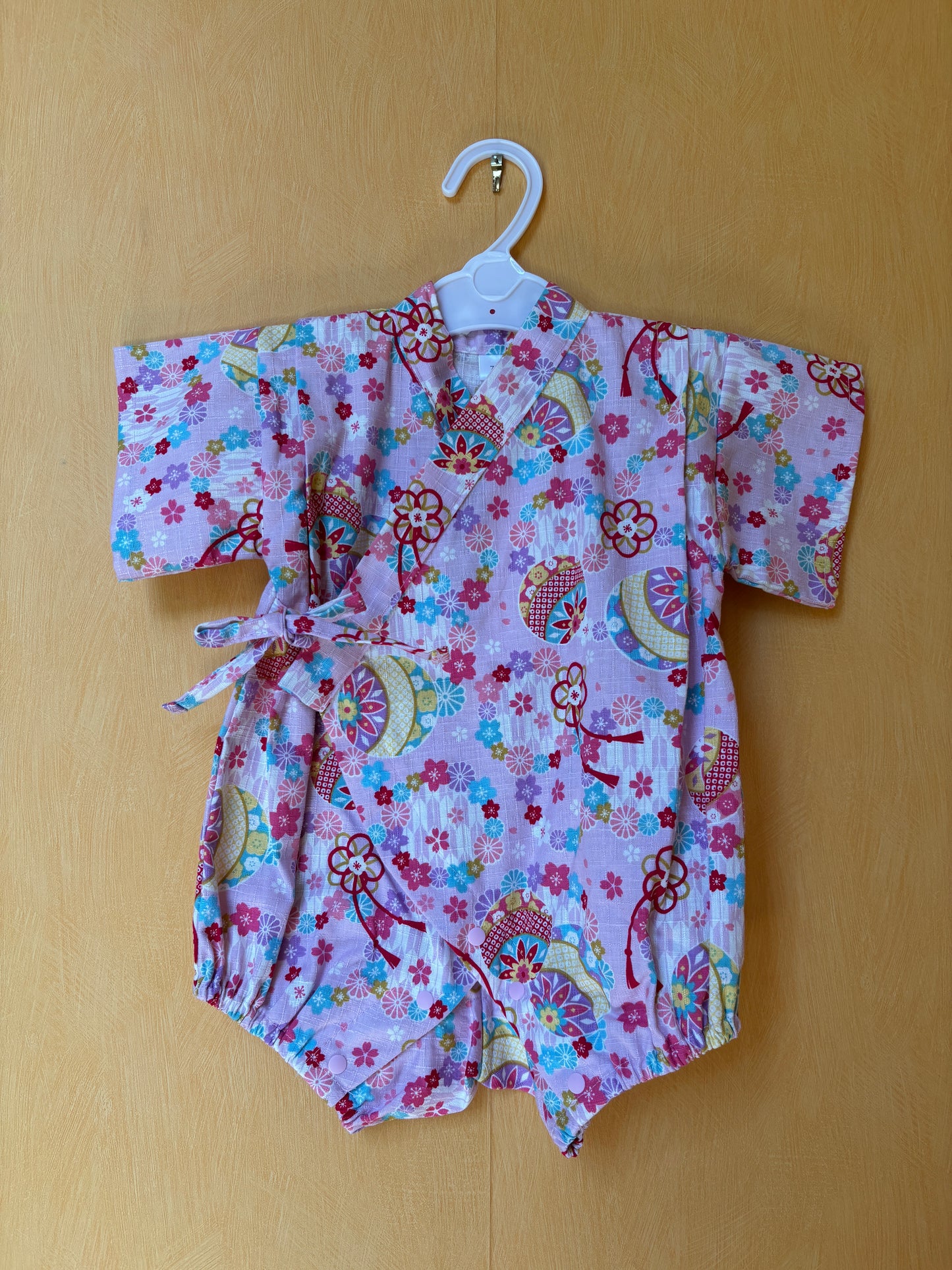 jinbei façon barboteuse pour bébé, motifs floraux rose et bleu, motif rond, fille