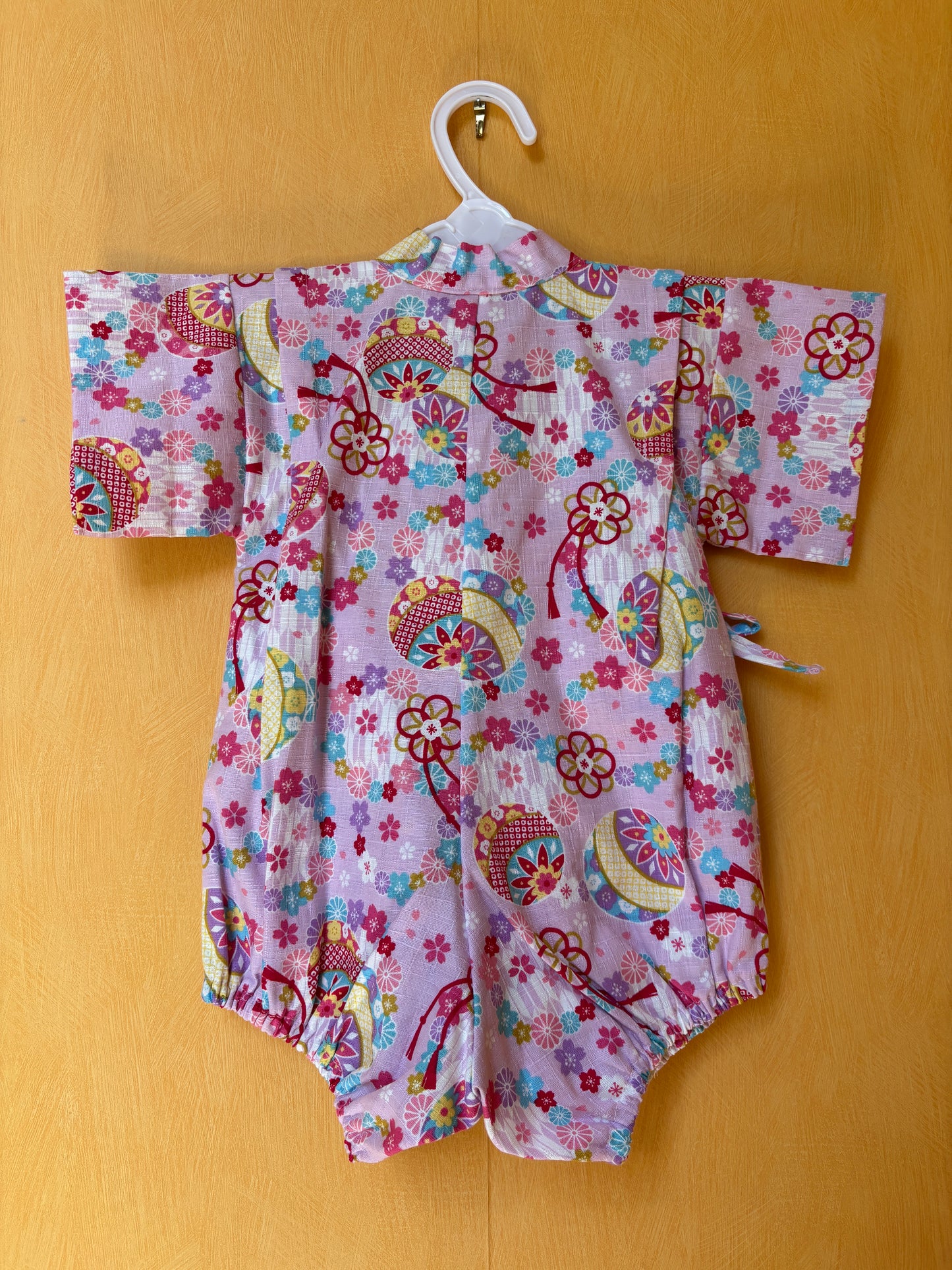 jinbei façon barboteuse pour bébé, motifs floraux rose et bleu, motif rond, fille