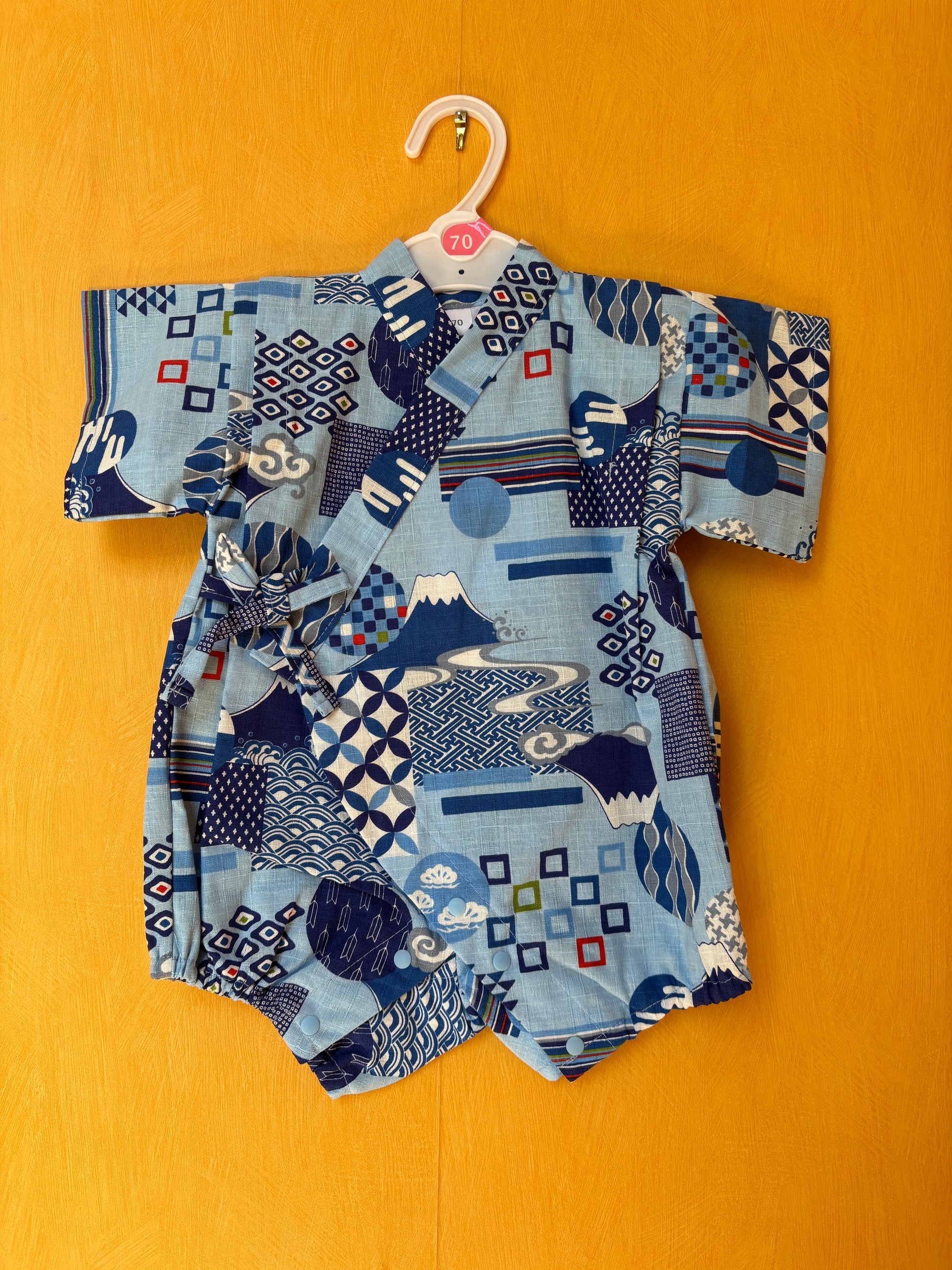 jinbei façon barboteuse pour bébé, motifs mont fuji bleu sur fond bleu clair, garçon