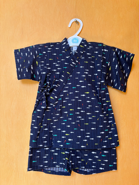 jinbei style pyjama, motifs animalier poisson blanc et jaune sur fond beu marine, garçon
