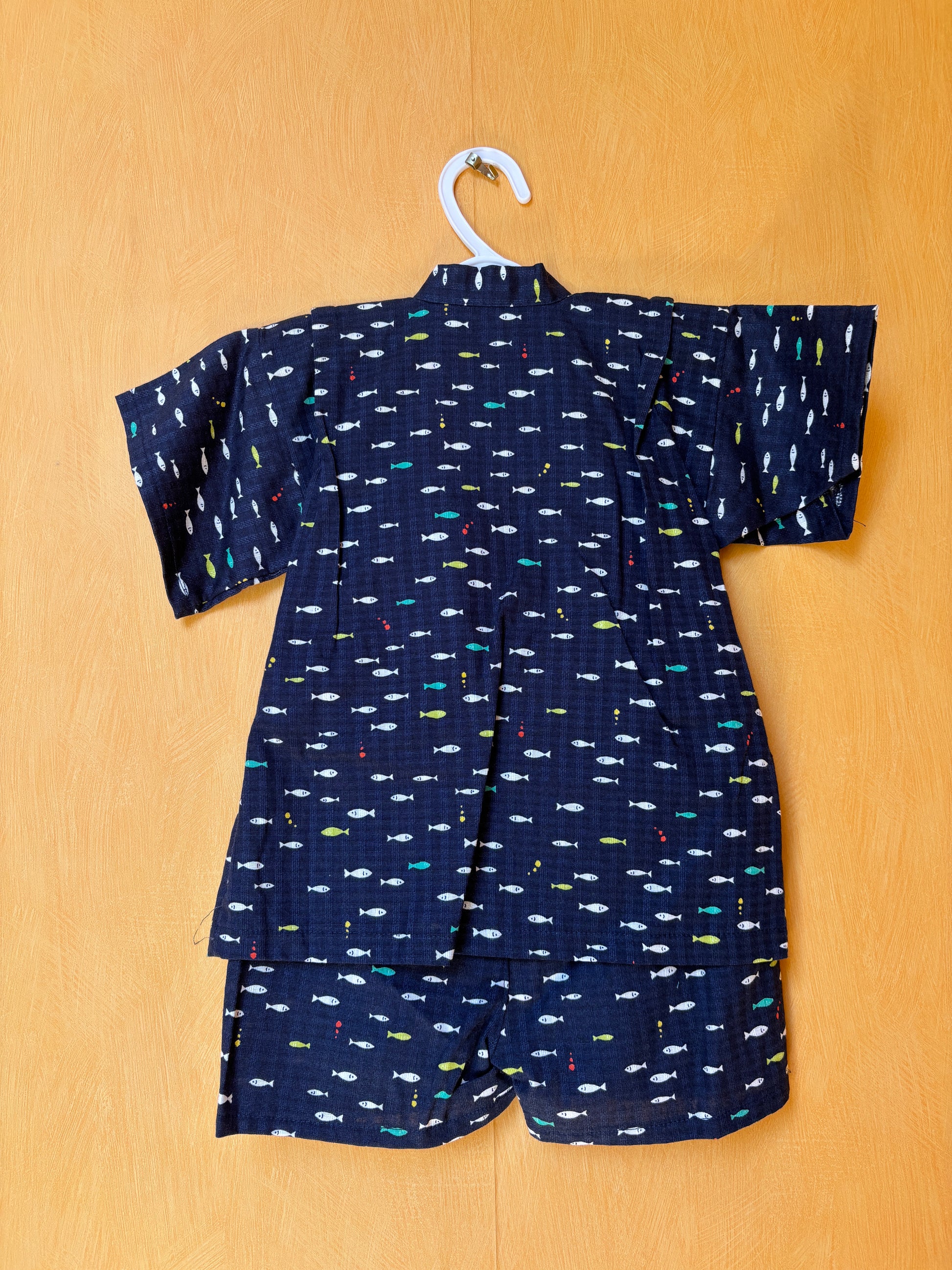 jinbei style pyjama, motifs animalier poisson blanc et jaune sur fond beu marine, garçon