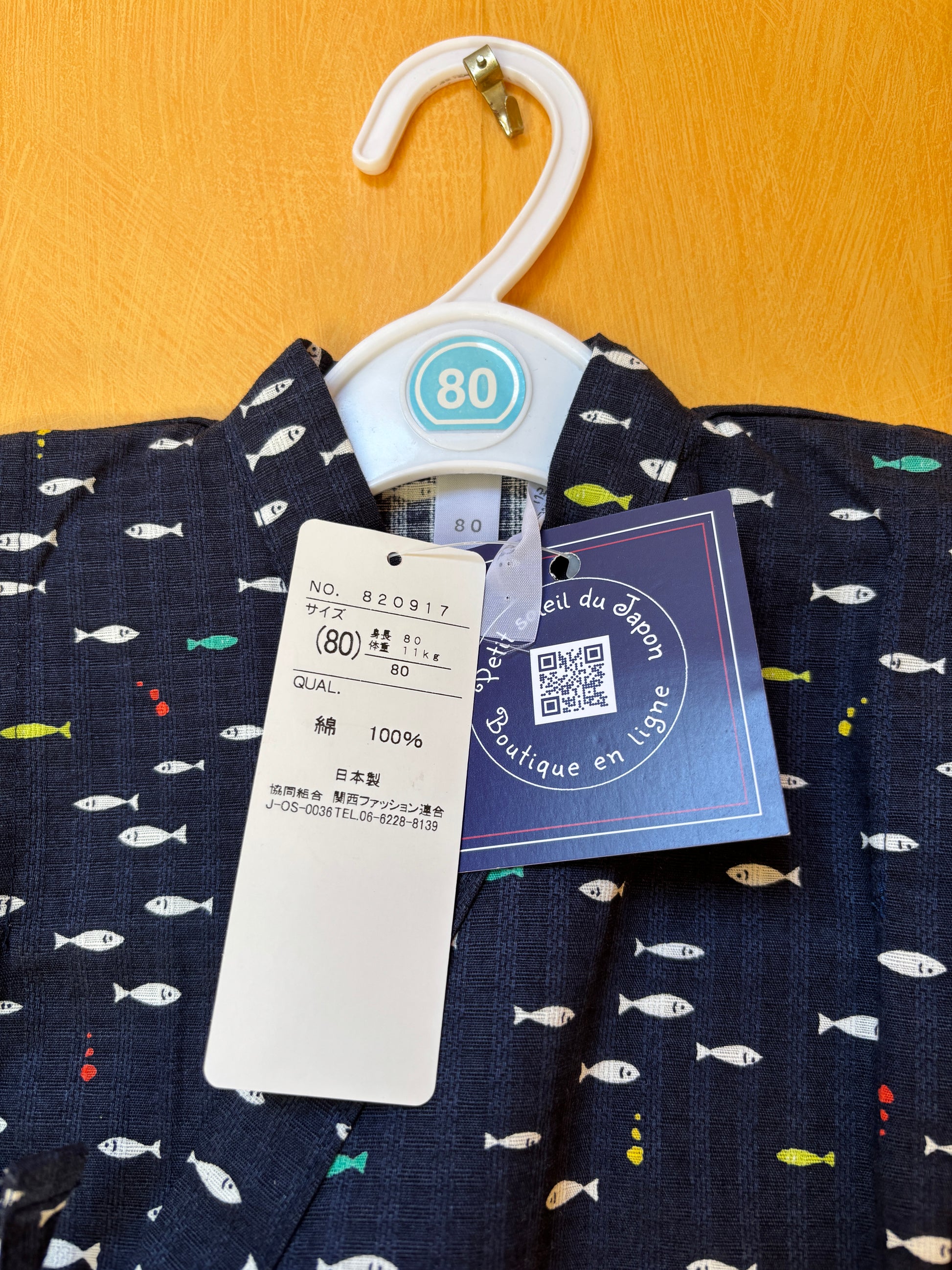 jinbei style pyjama, motifs animalier poisson blanc et jaune sur fond beu marine, garçon