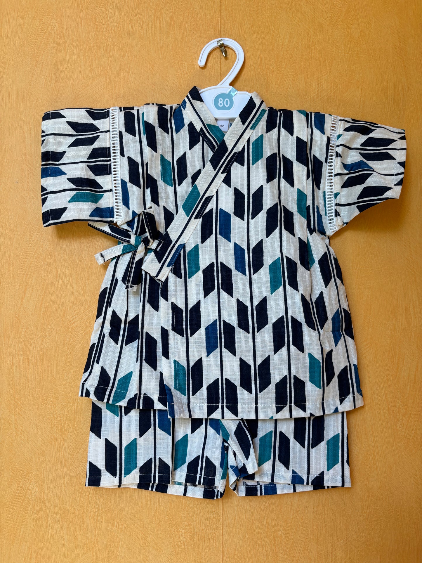jinbei style pyjama, motifs géométrique bleu sur fond blanc, garçon