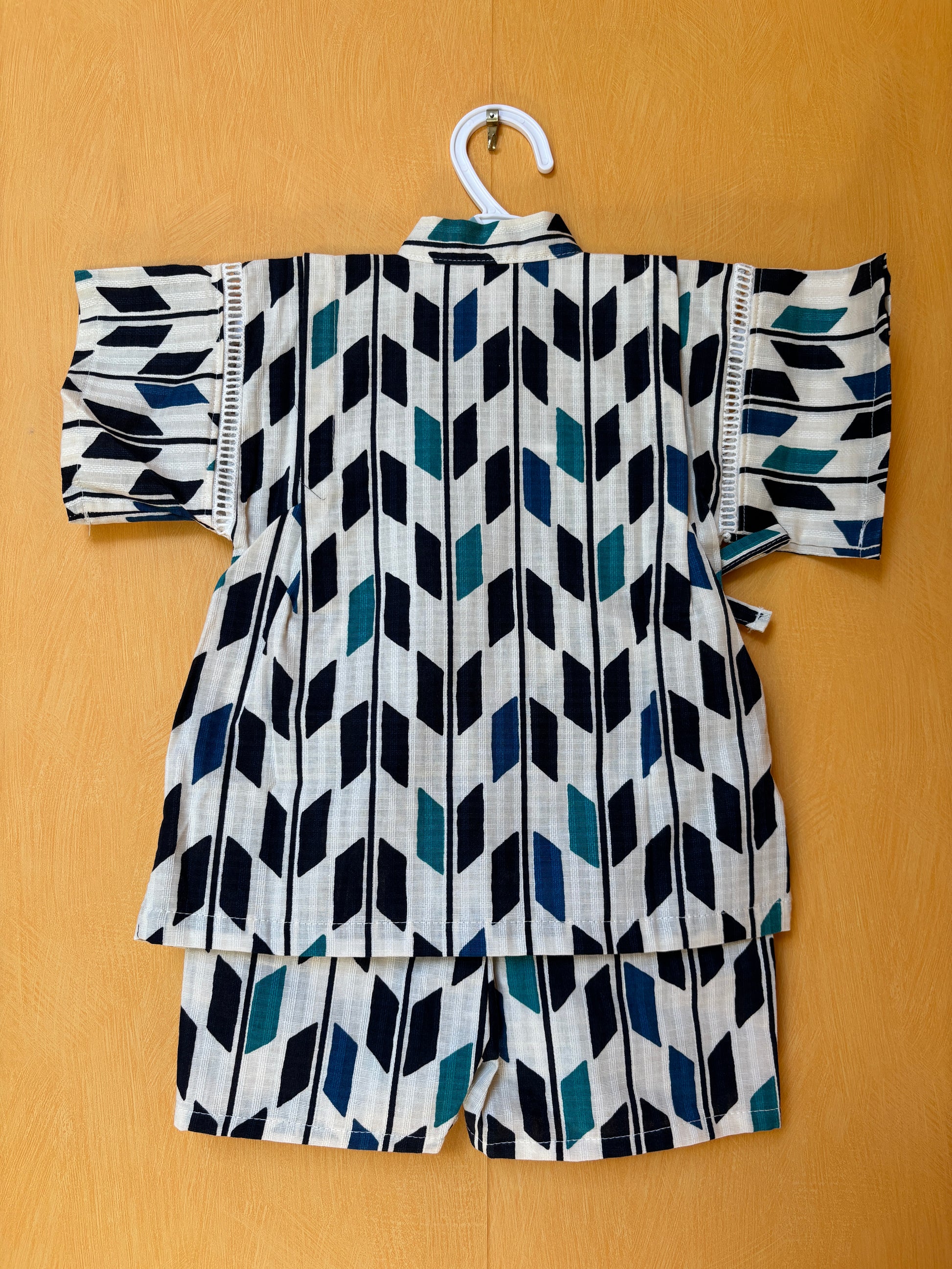 jinbei style pyjama, motifs géométrique bleu sur fond blanc, garçon