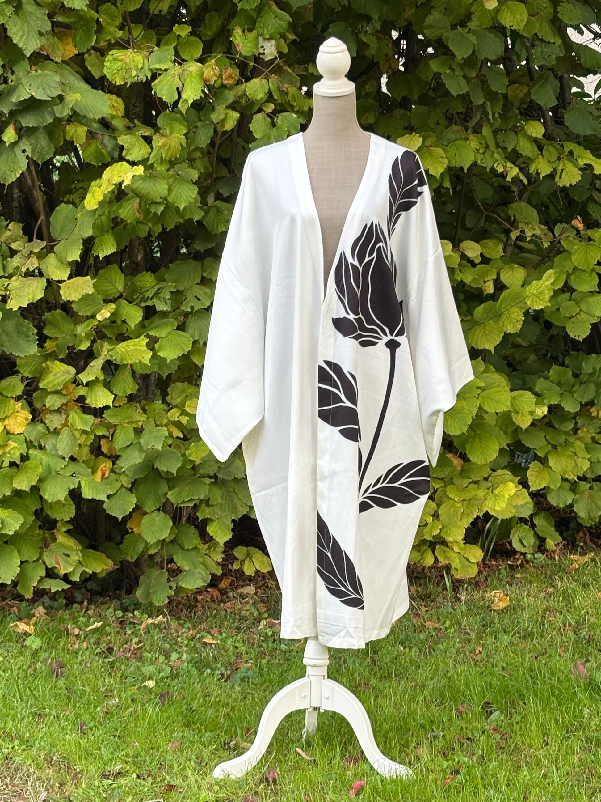 haori, vêtement traditionnel japonais, gilet long de couleur blanche à motif floral noir