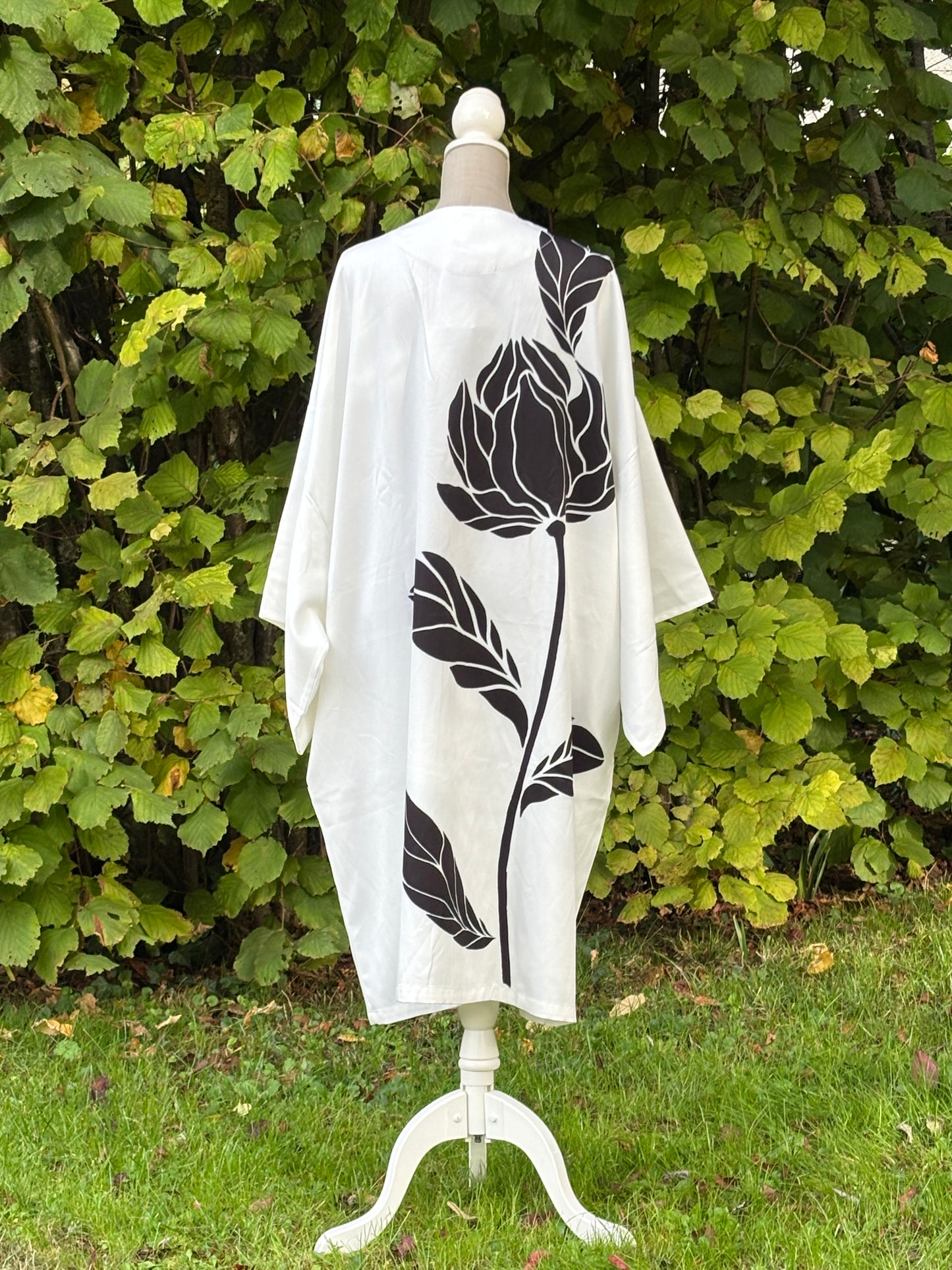 haori, vêtement traditionnel japonais, gilet long de couleur blanche à motif floral noir