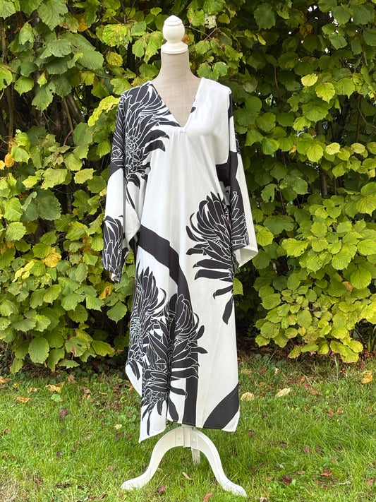 robe japonaise blanche a motifs floraux et géométrique noirs