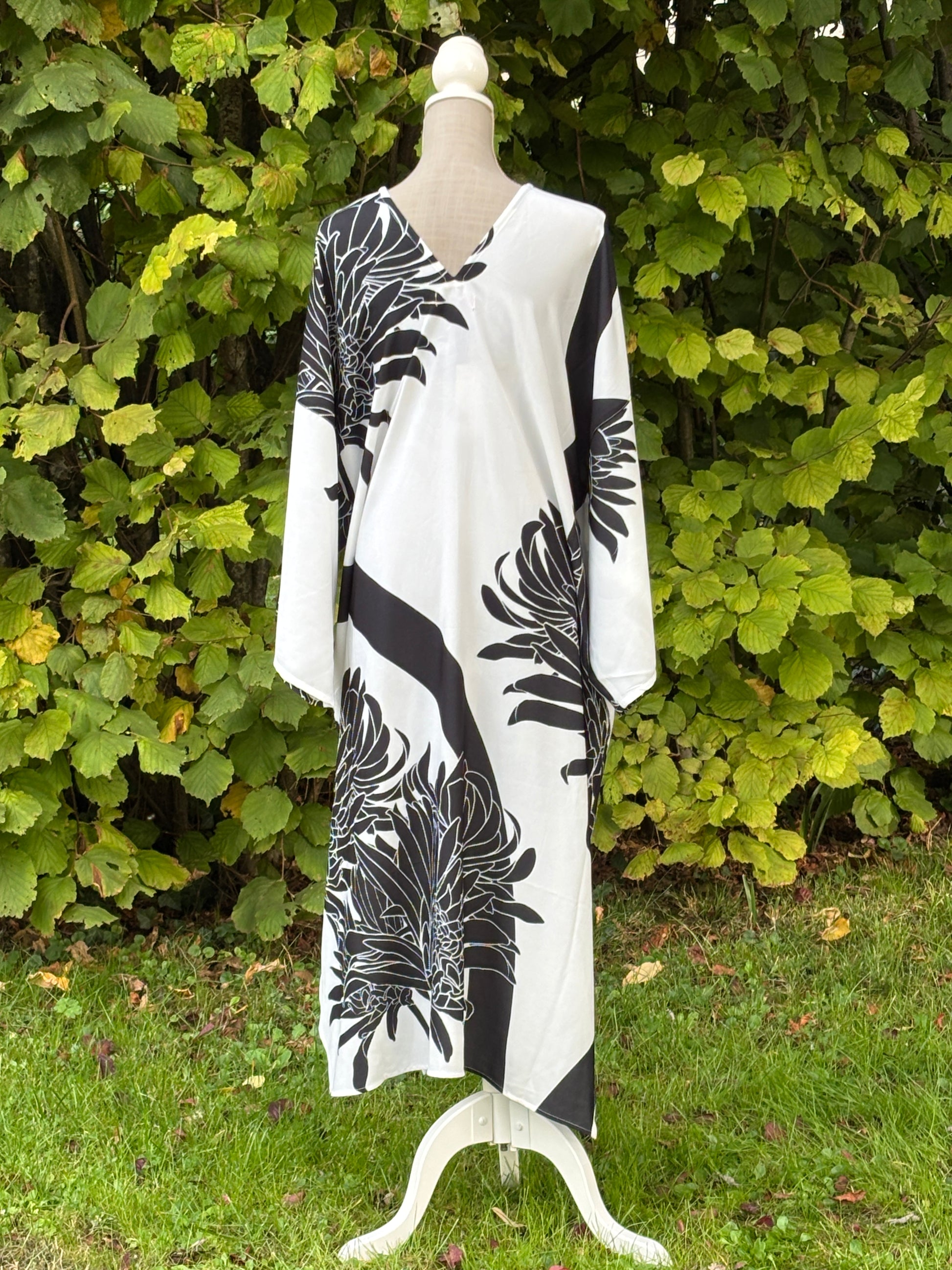 robe japonaise blanche a motifs floraux et géométrique noirs