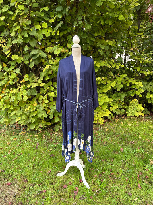 haori, vêtement traditionnel japonais, gilet long couleur bleu marine à motif floraux bleu, blanc et vert