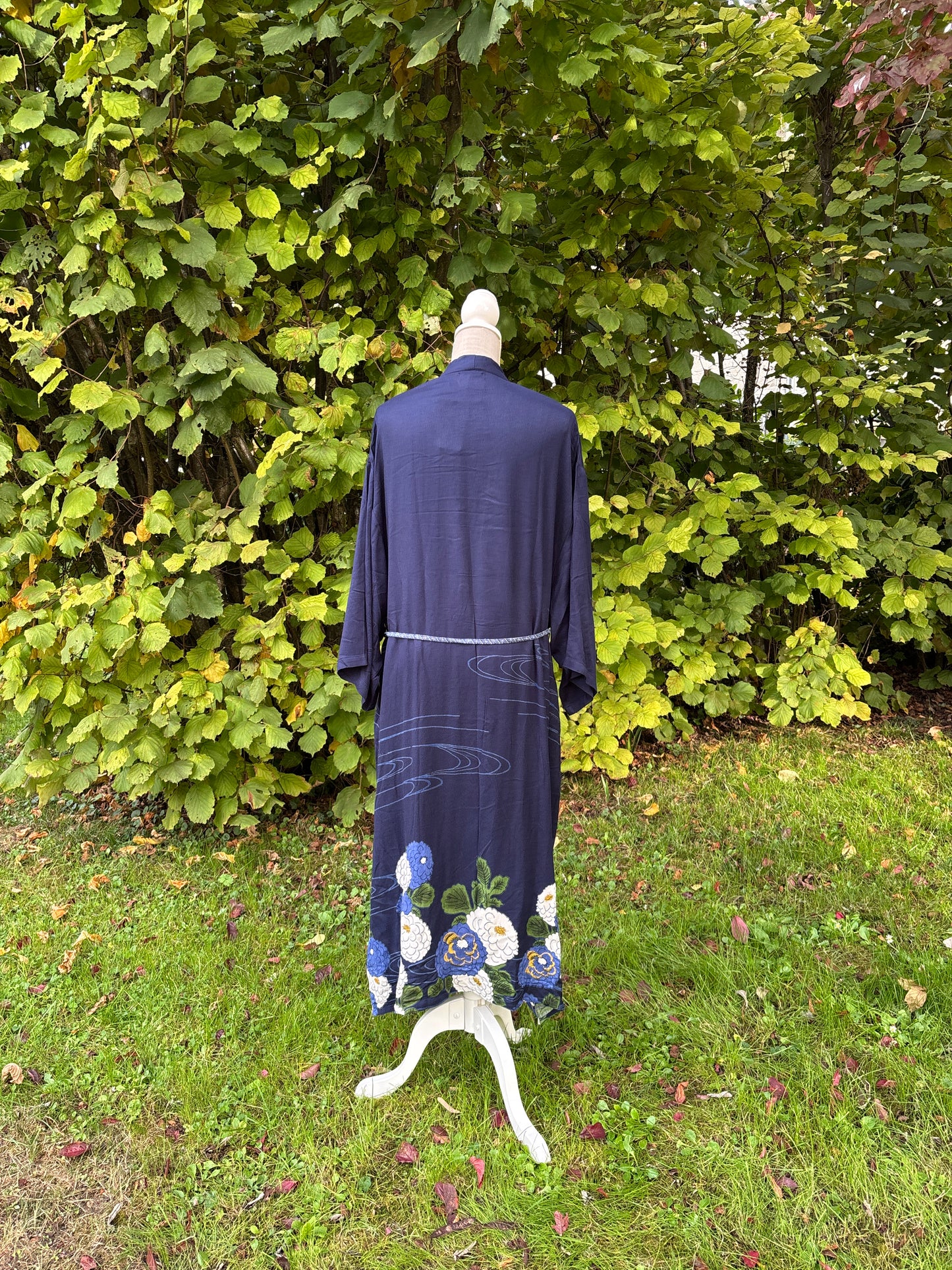 haori, vêtement traditionnel japonais, gilet long couleur bleu marine à motif floraux bleu, blanc et vert