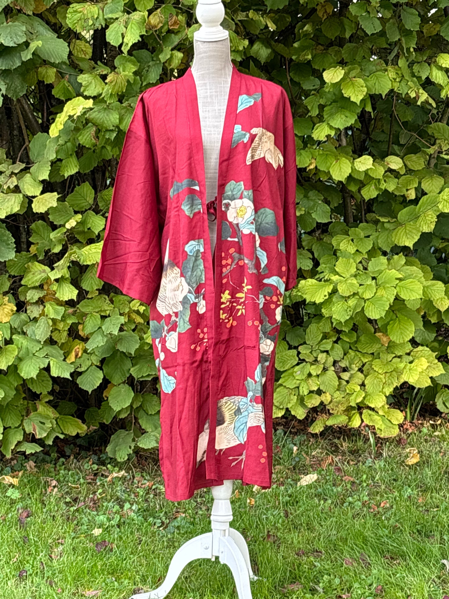haori, vêtement traditionnel japonais, gilet long couleur rouge à motif floraux vert et animalier marron