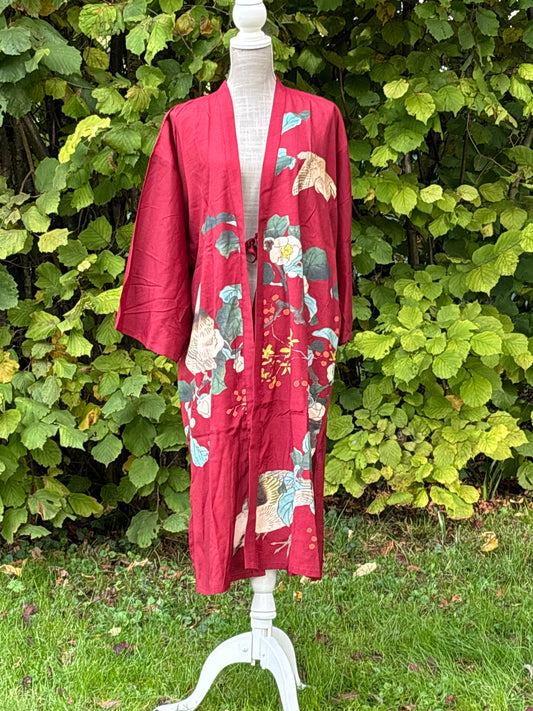 haori, vêtement traditionnel japonais, gilet long couleur rouge à motif floraux vert et animalier marron