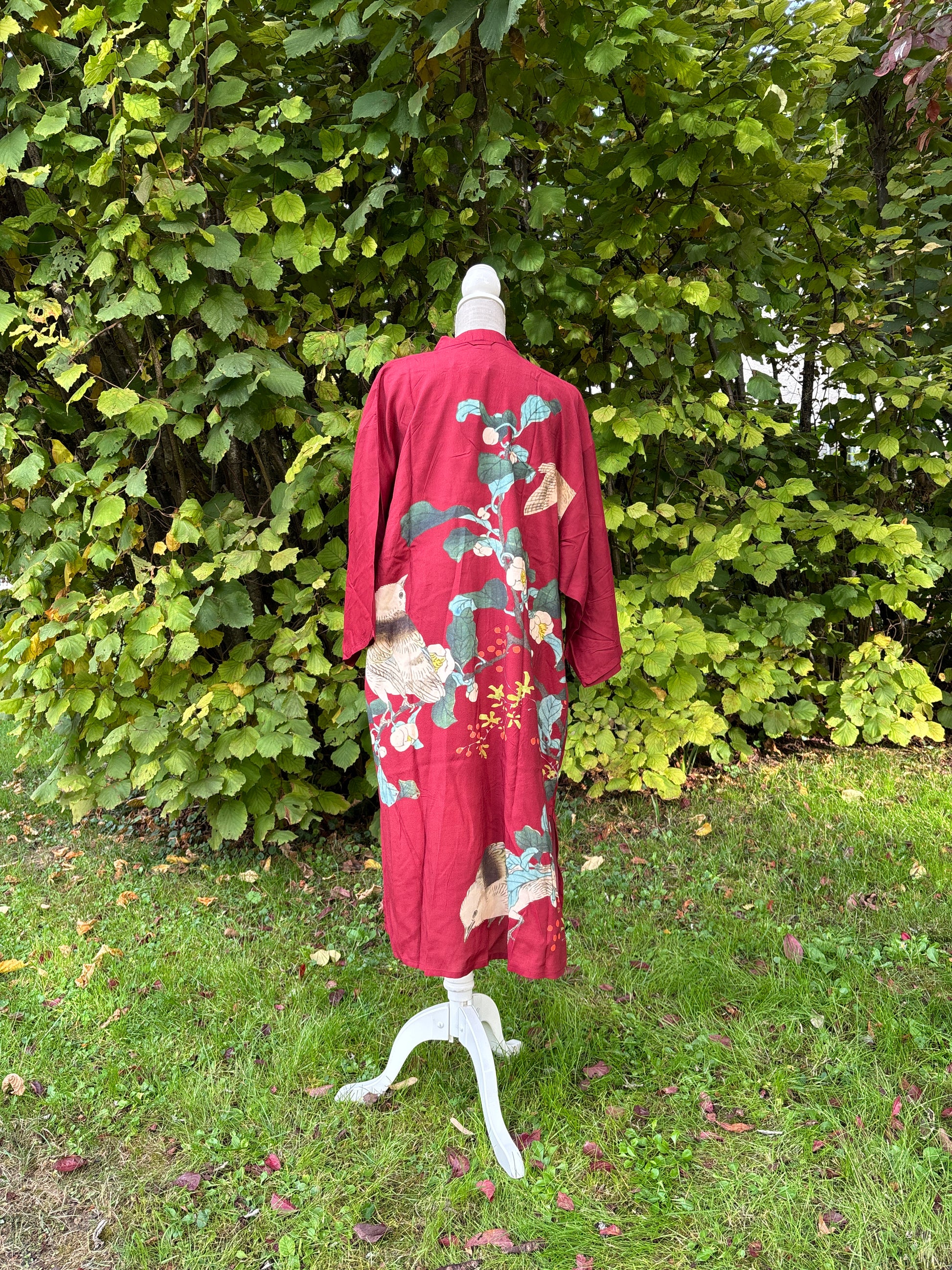 haori, vêtement traditionnel japonais, gilet long couleur rouge à motif floraux vert et animalier marron