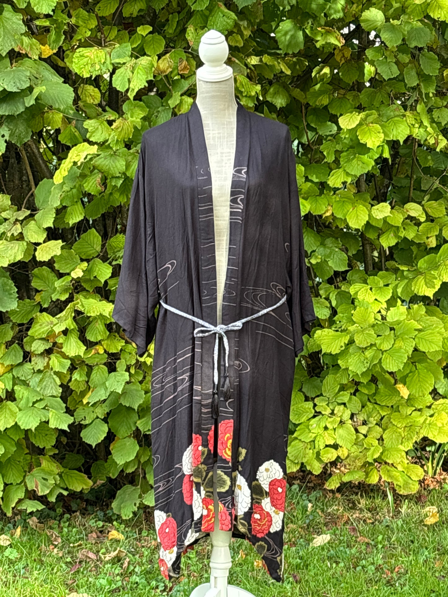 haori, vêtement traditionnel japonais, gilet long couleur noir à motifs floraux rouge et blanc