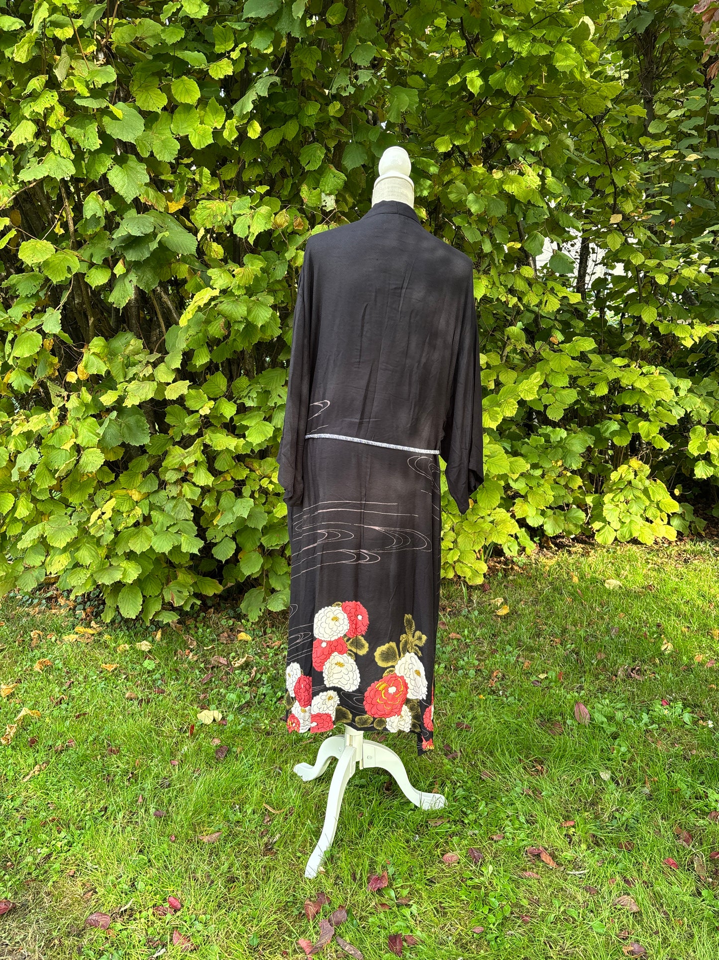 haori, vêtement traditionnel japonais, gilet long couleur noir à motifs floraux rouge et blanc