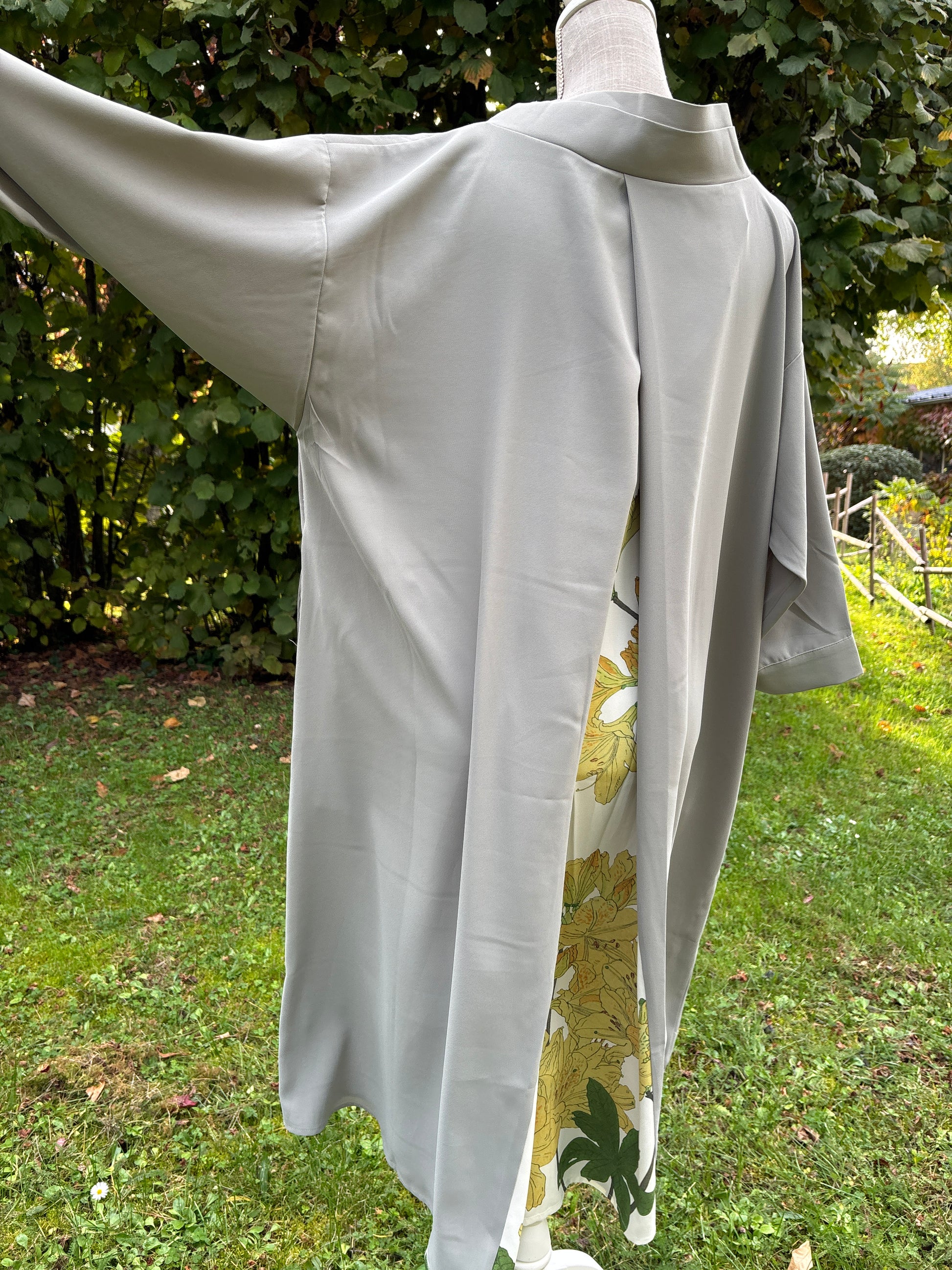 robe japonaise blanche à motif floraux jaune et vert au dos