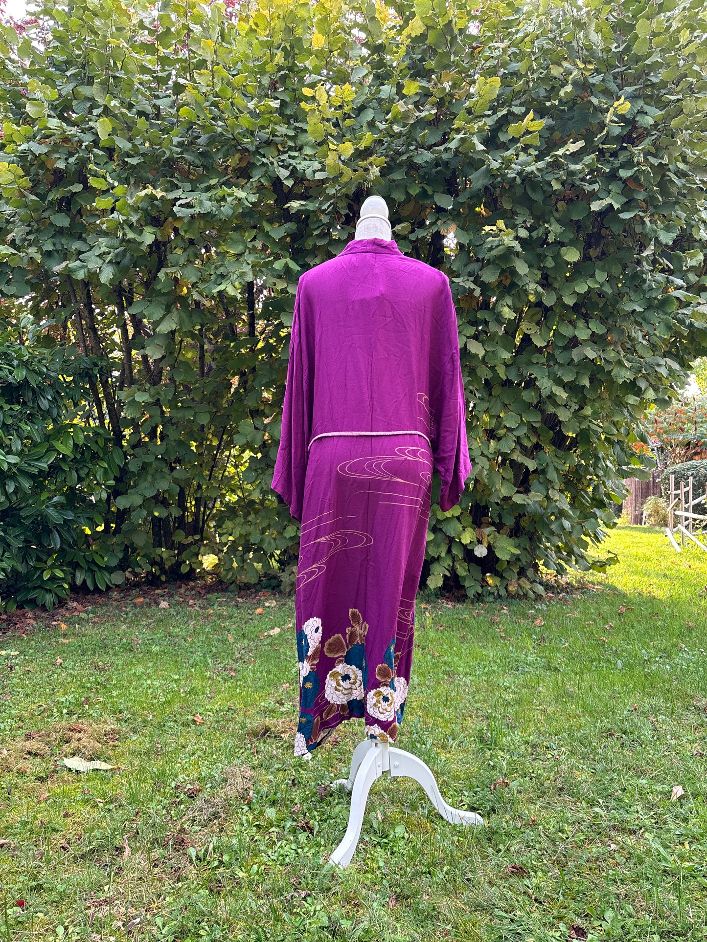 haori, vêtement traditionnel japonais, gilet long couleur violet à motif floraux bleu et blanc