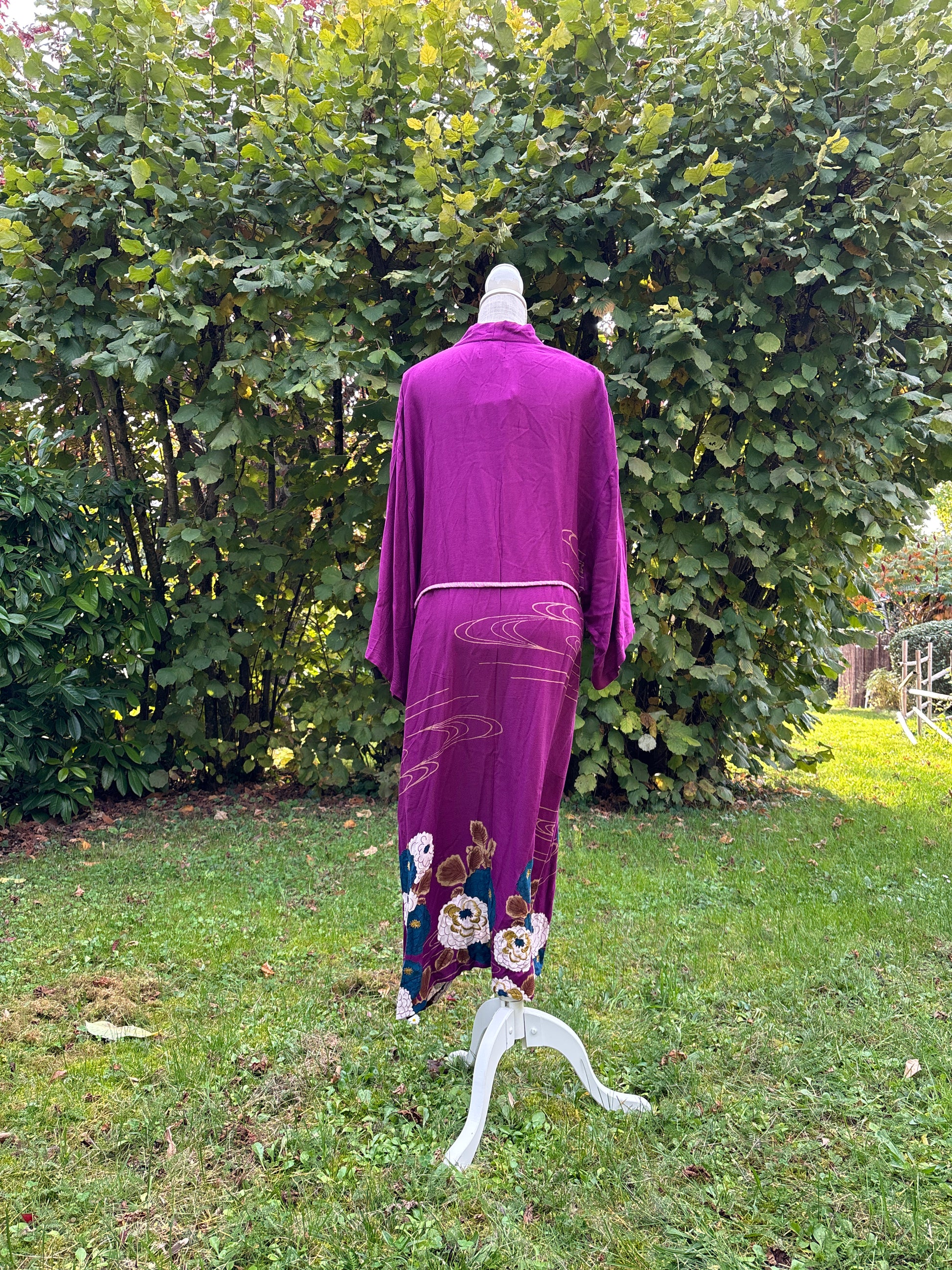 haori, vêtement traditionnel japonais, gilet long couleur violet à motif floraux bleu et blanc
