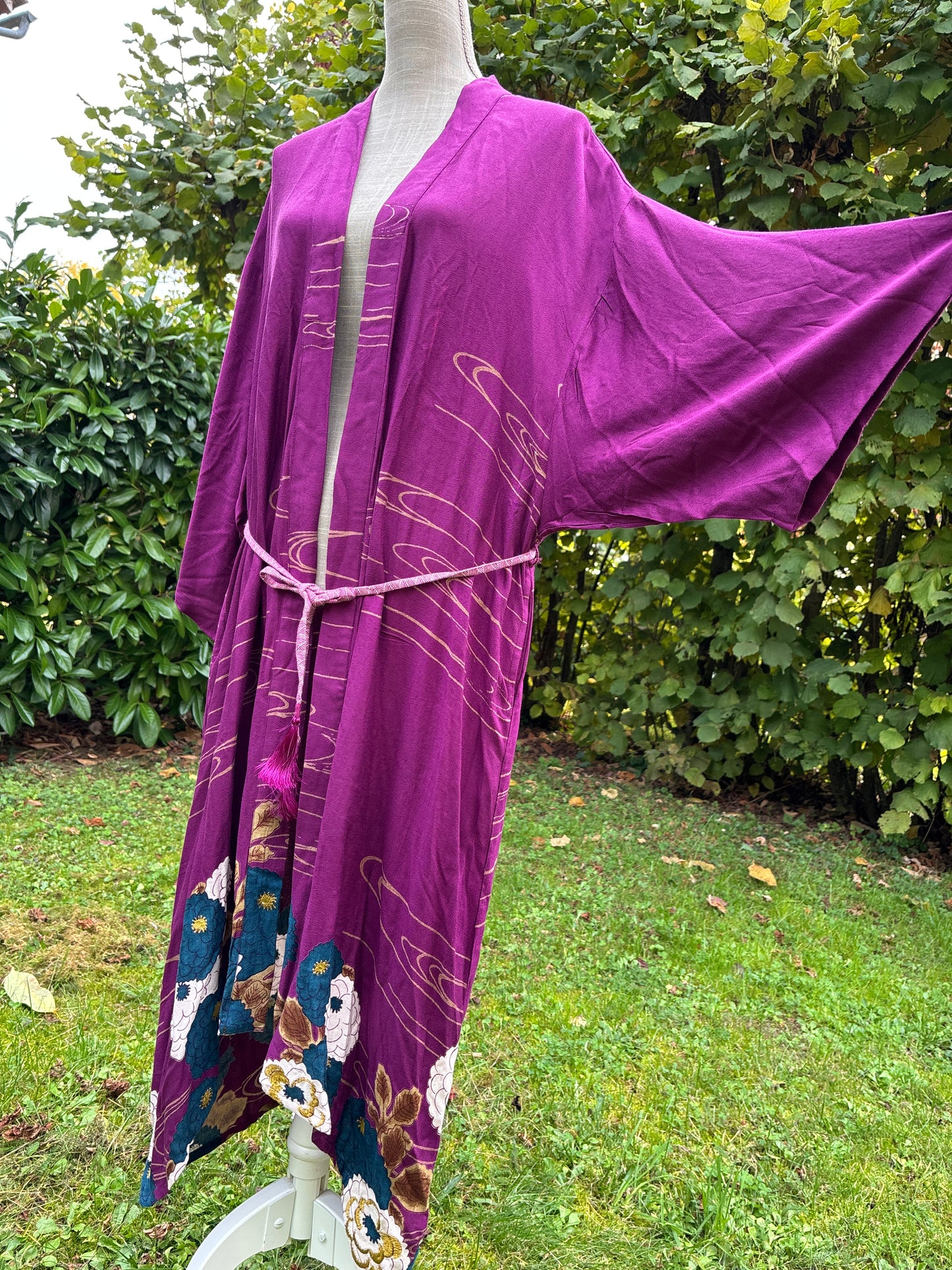 haori, vêtement traditionnel japonais, gilet long couleur violet à motif floraux bleu et blanc