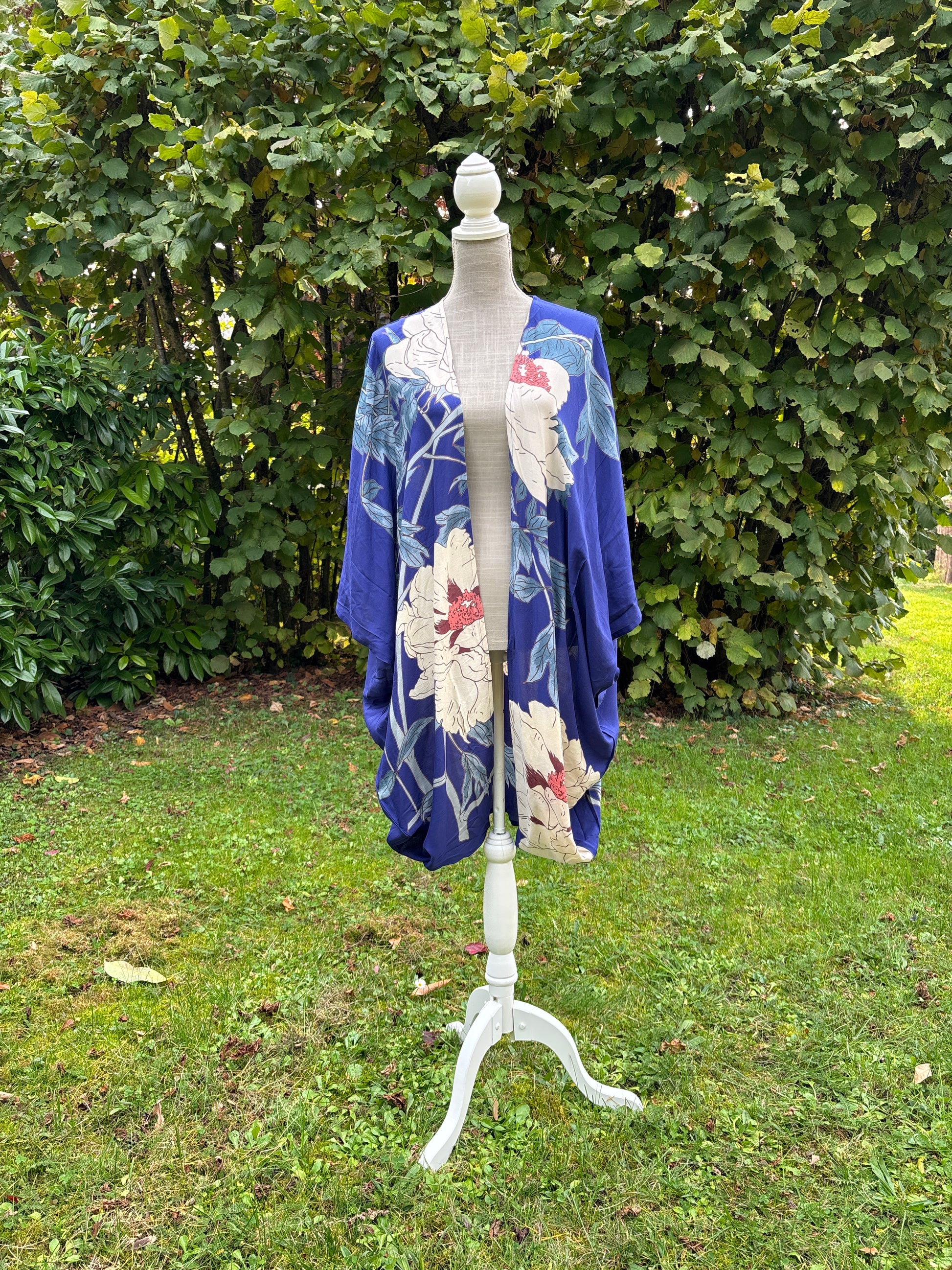 haori, vêtement traditionnel japonais, gilet bleu à motifs floraux blanc et rouge