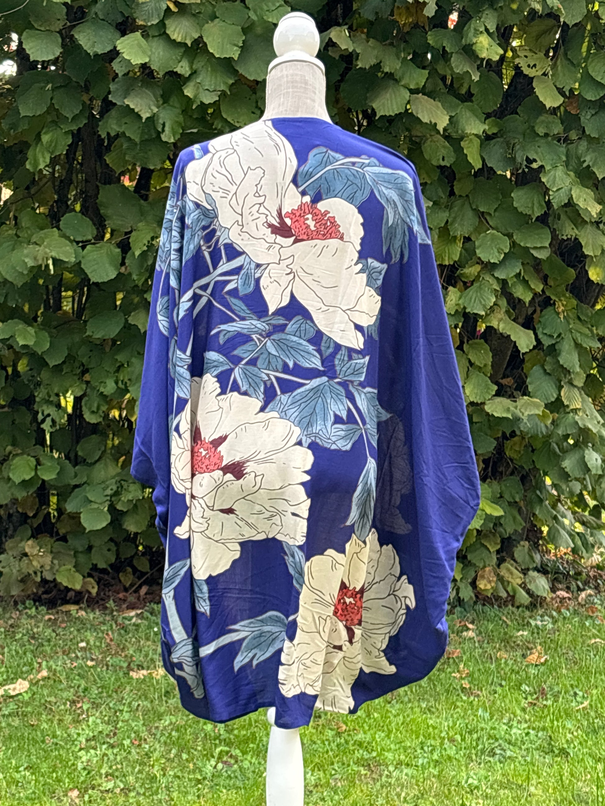 haori, vêtement traditionnel japonais, gilet bleu à motifs floraux blanc et rouge