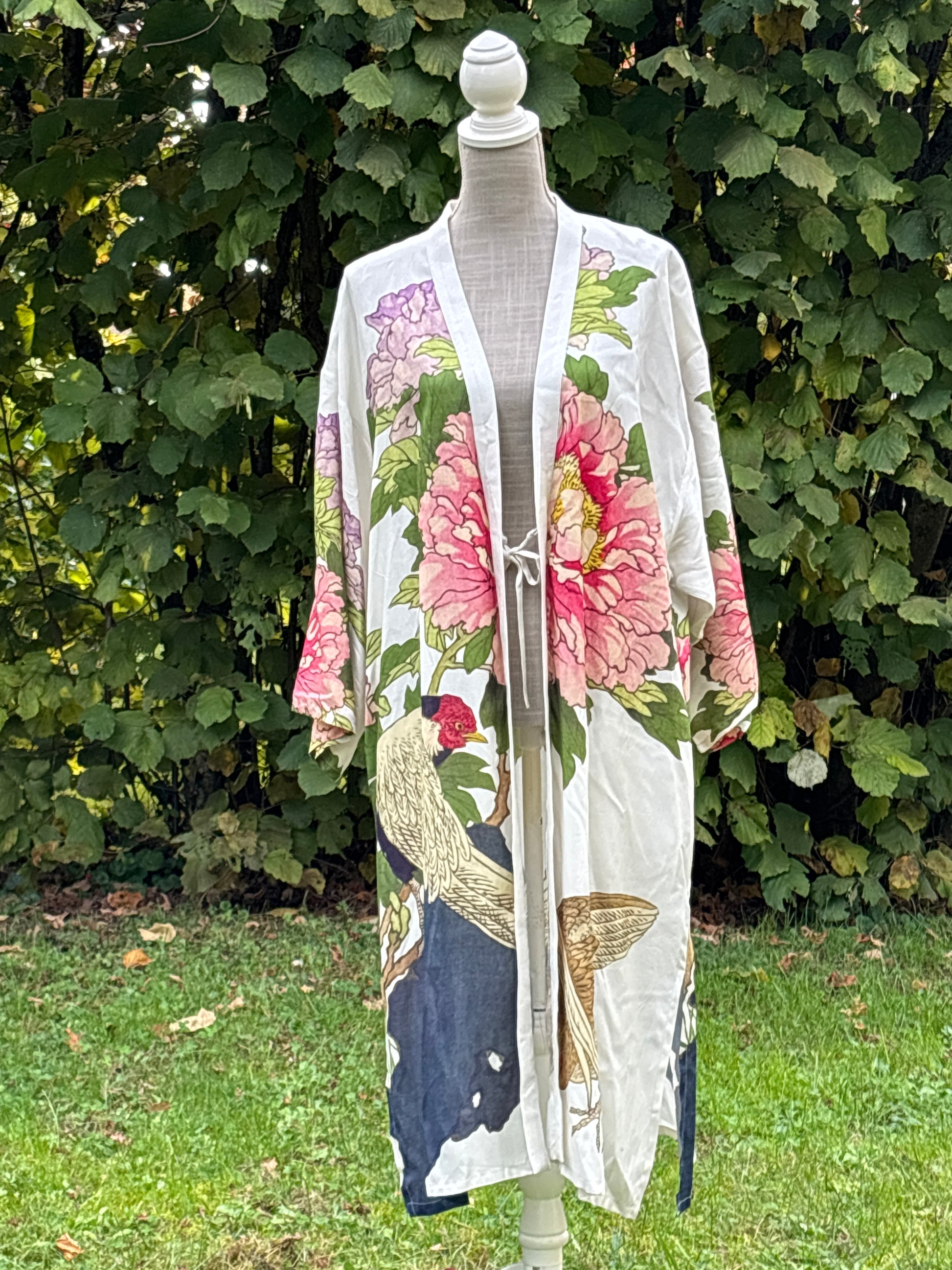 haori, vêtement traditionnel japonais, gilet blanc à motifs floraux rose et vert, motif d'oiseau