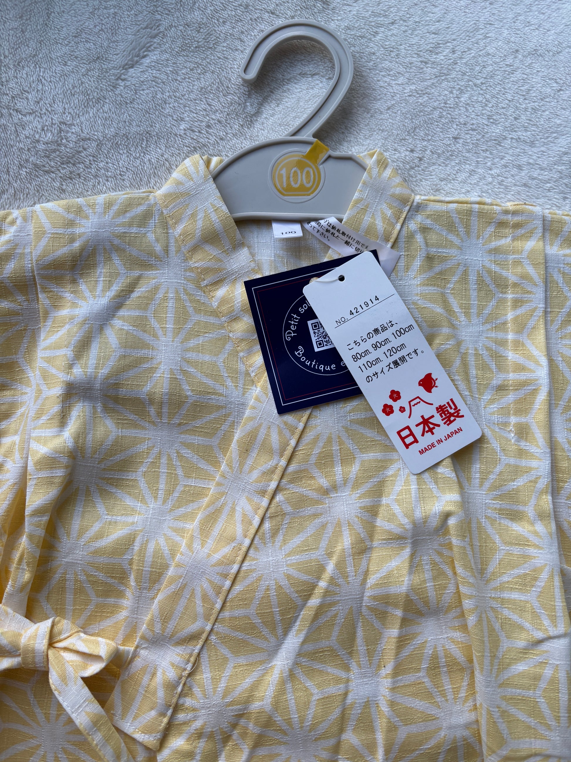 jinbei façon barboteuse pour bébé, motifs géométrique asanoha blanc sur fond jaune, fille