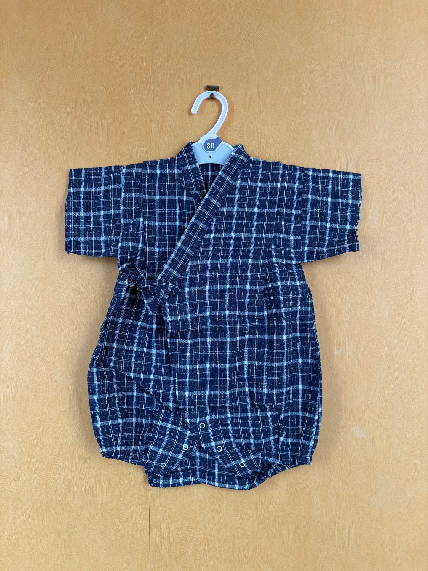 jinbei façon barboteuse pour bébé, motifs géométrique croisillon bleu clair sur fond bleu marine, garçon