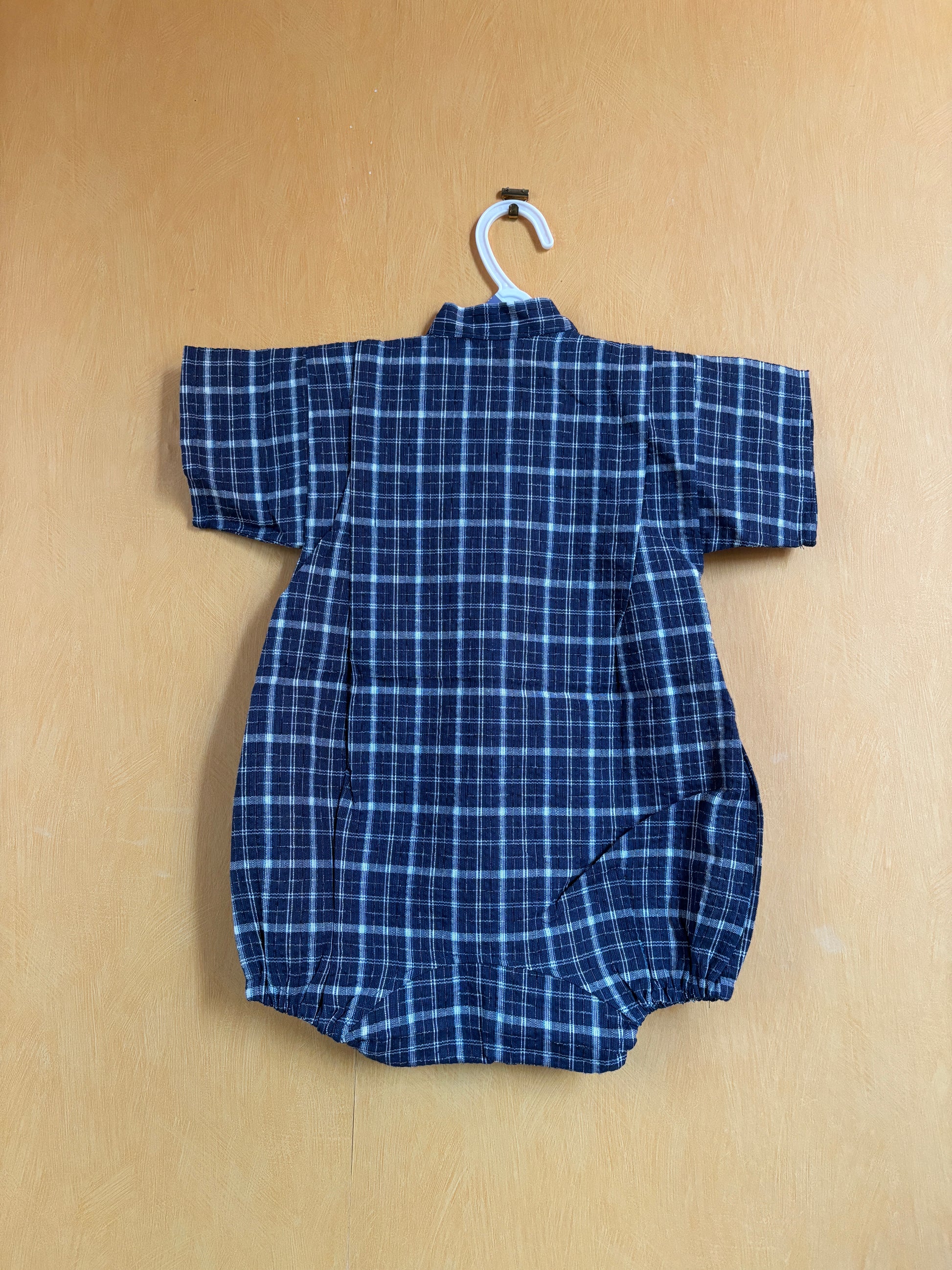 jinbei façon barboteuse pour bébé, motifs géométrique croisillon bleu clair sur fond bleu marine, garçon