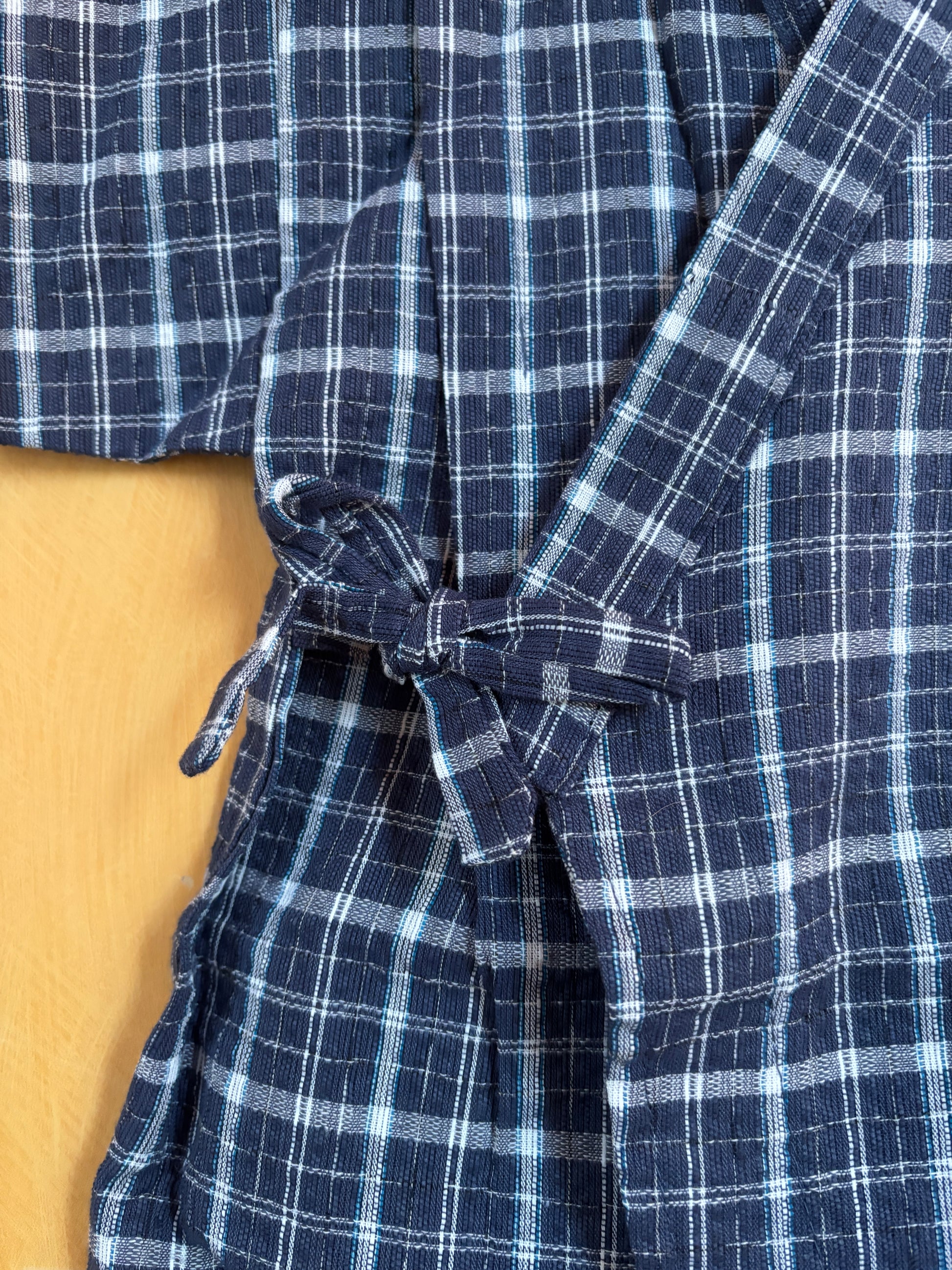 jinbei façon barboteuse pour bébé, motifs géométrique croisillon bleu clair sur fond bleu marine, garçon