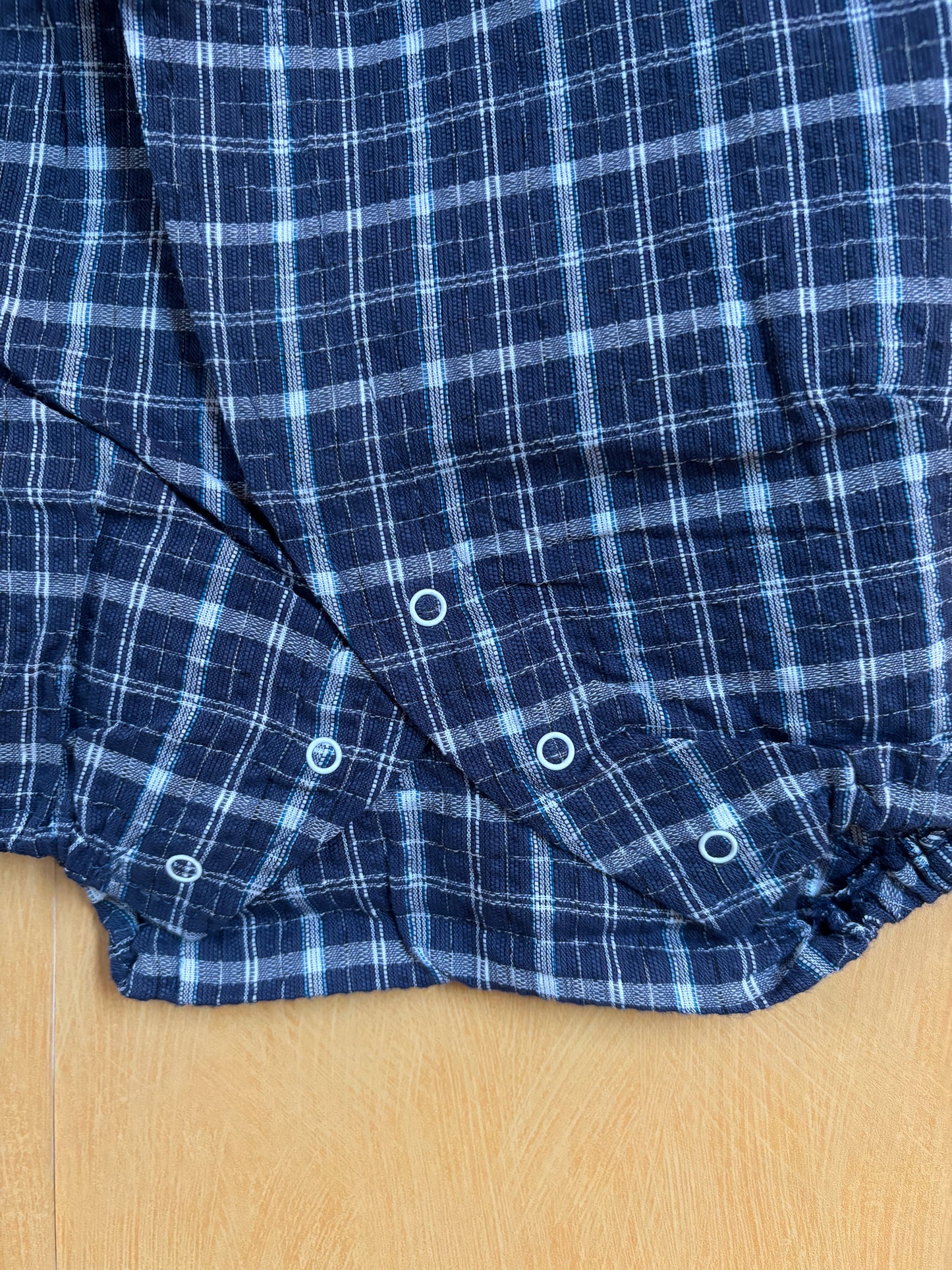 jinbei façon barboteuse pour bébé, motifs géométrique croisillon bleu clair sur fond bleu marine, garçon