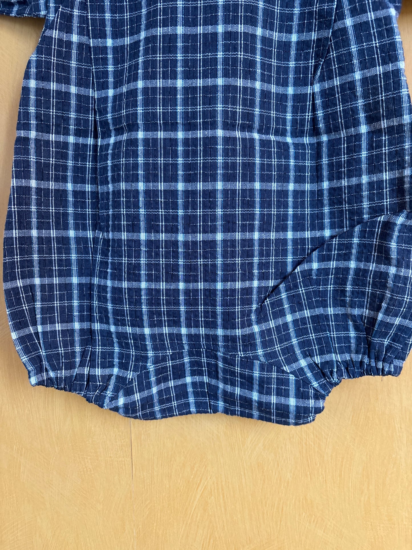 jinbei façon barboteuse pour bébé, motifs géométrique croisillon bleu clair sur fond bleu marine, garçon