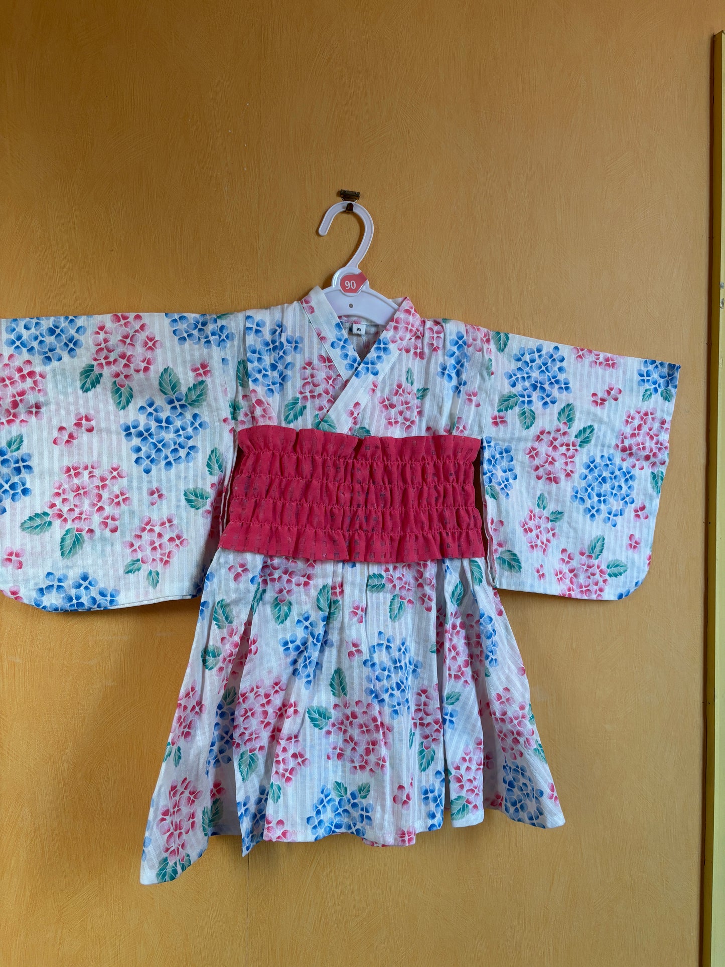 veste de yukata pour fille, motif floraux rose et bleu sur fond blanc