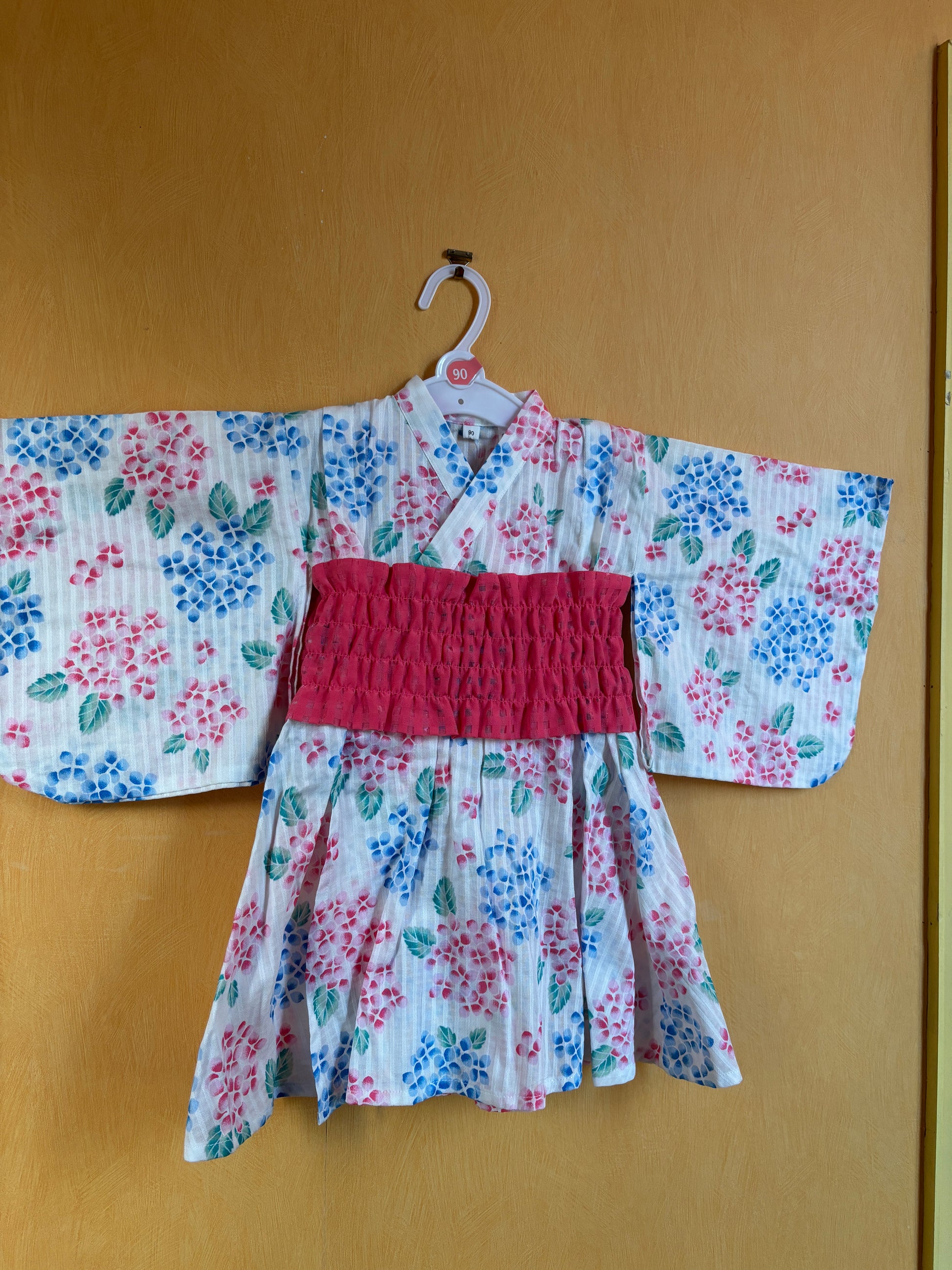 veste de yukata pour fille, motif floraux rose et bleu sur fond blanc