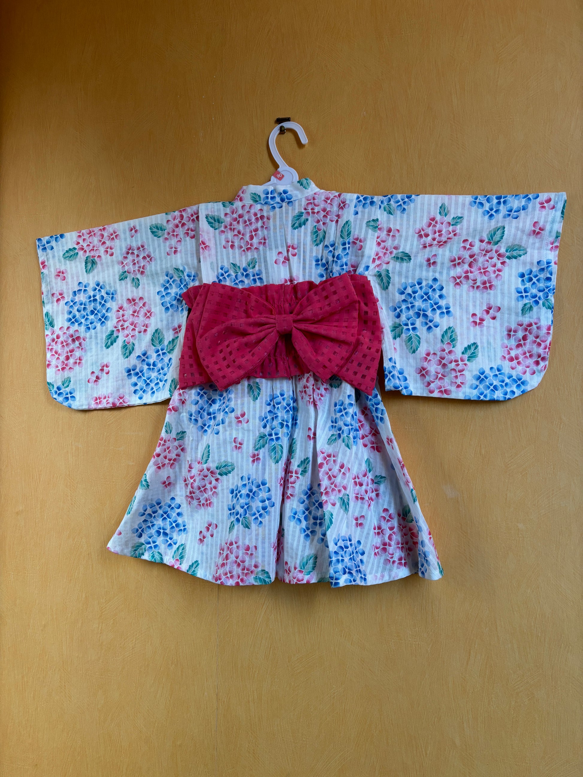 veste de yukata pour fille, motif floraux rose et bleu sur fond blanc