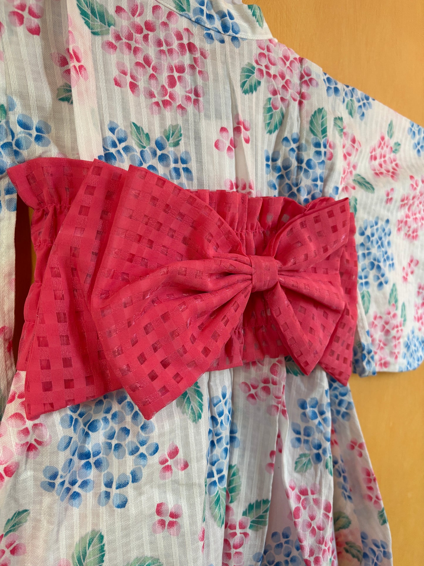 veste de yukata pour fille, motif floraux rose et bleu sur fond blanc