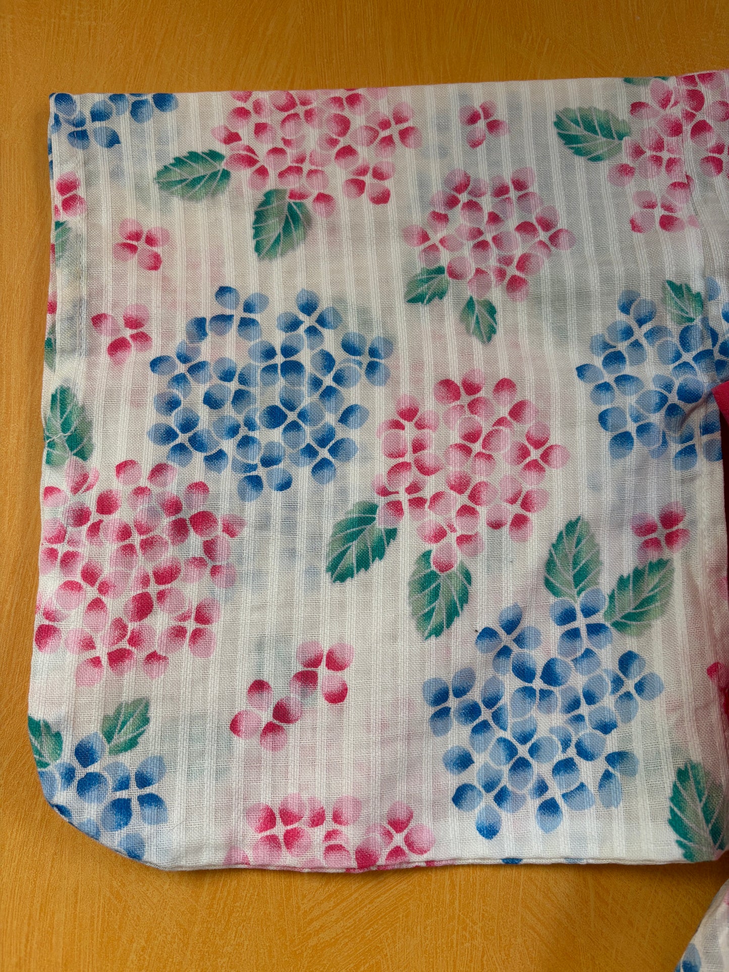 veste de yukata pour fille, motif floraux rose et bleu sur fond blanc