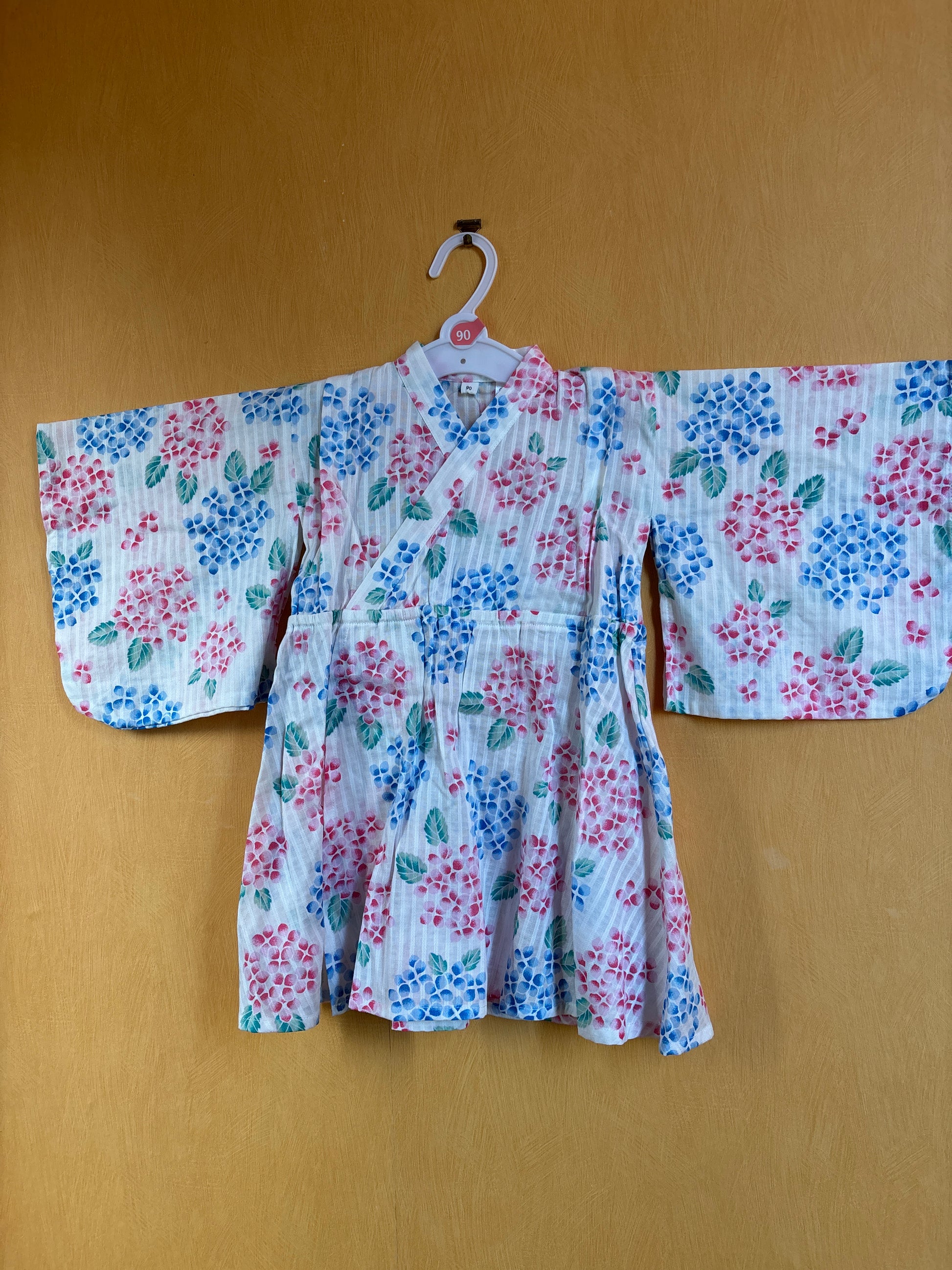veste de yukata pour fille, motif floraux rose et bleu sur fond blanc