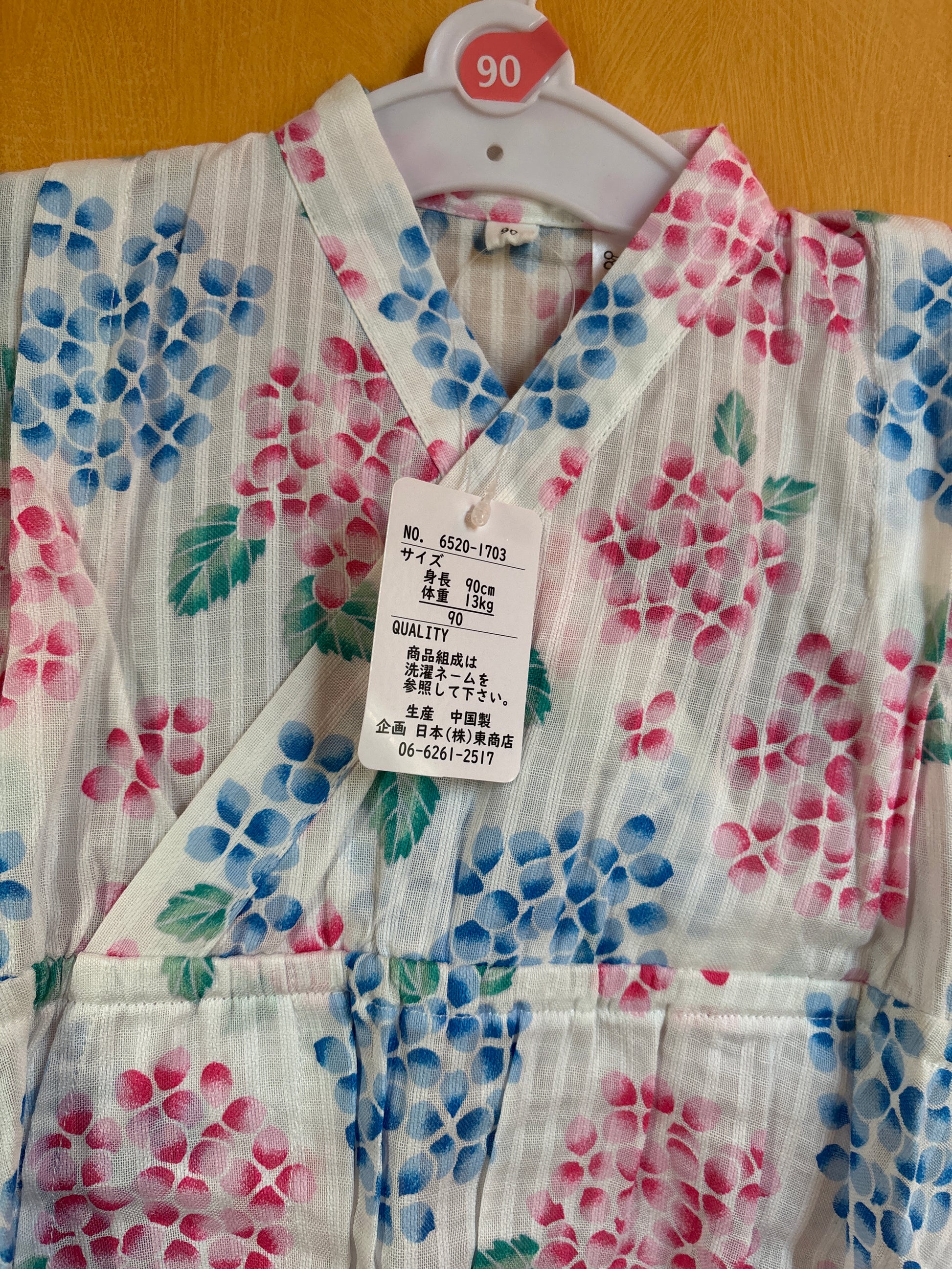 ensemble robe et veste yukata pour fille, motif floraux rose et bleu sur fond blanc