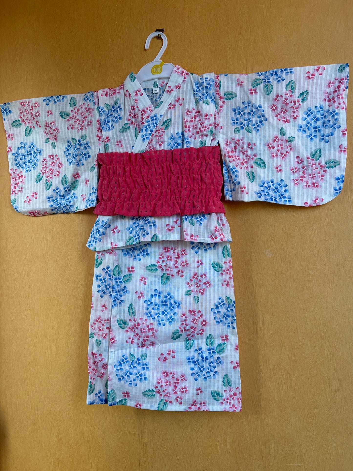 ensemble robe et veste yukata pour fille, motif floraux rose et bleu sur fond blanc
