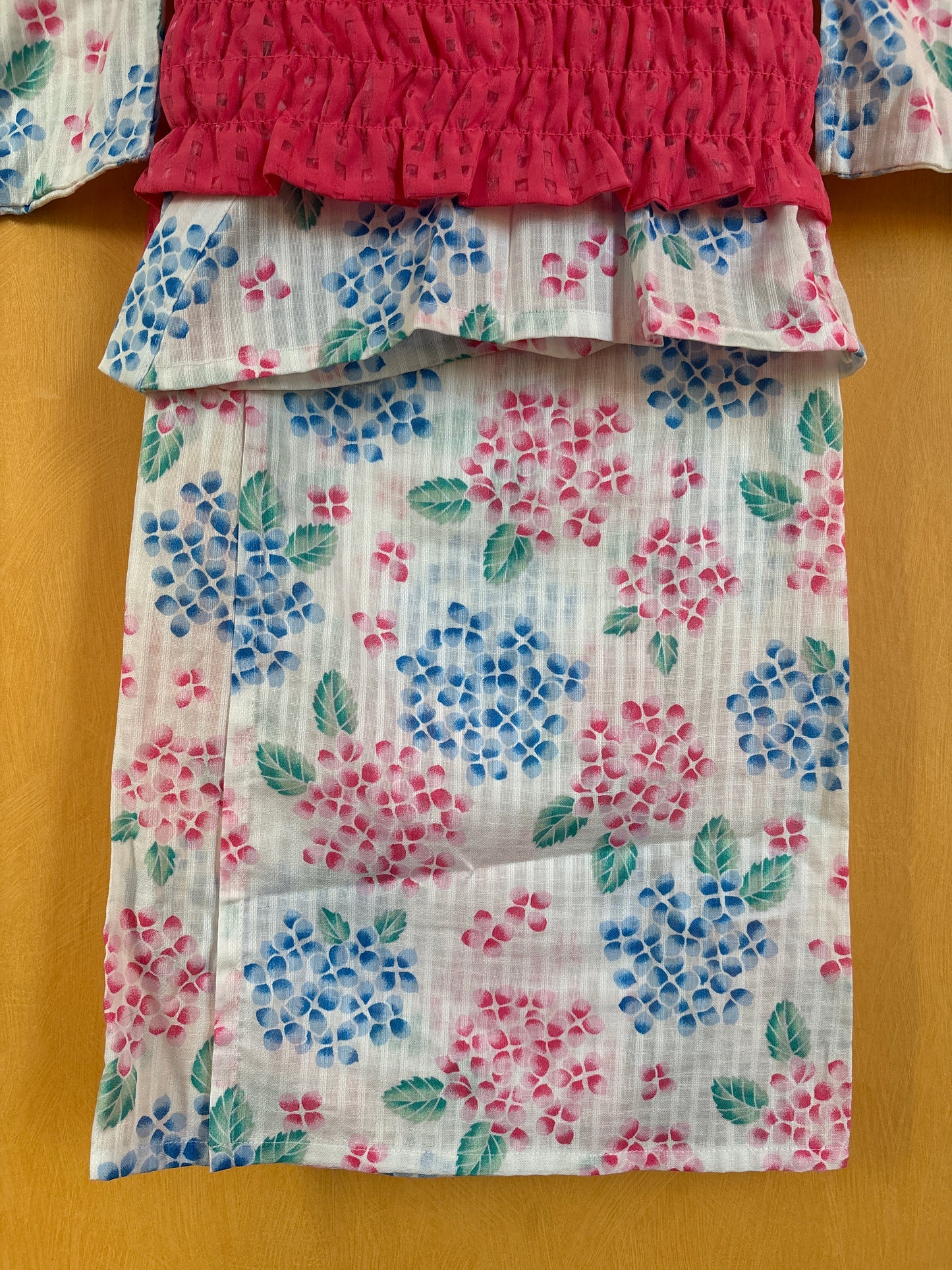 ensemble robe et veste yukata pour fille, motif floraux rose et bleu sur fond blanc